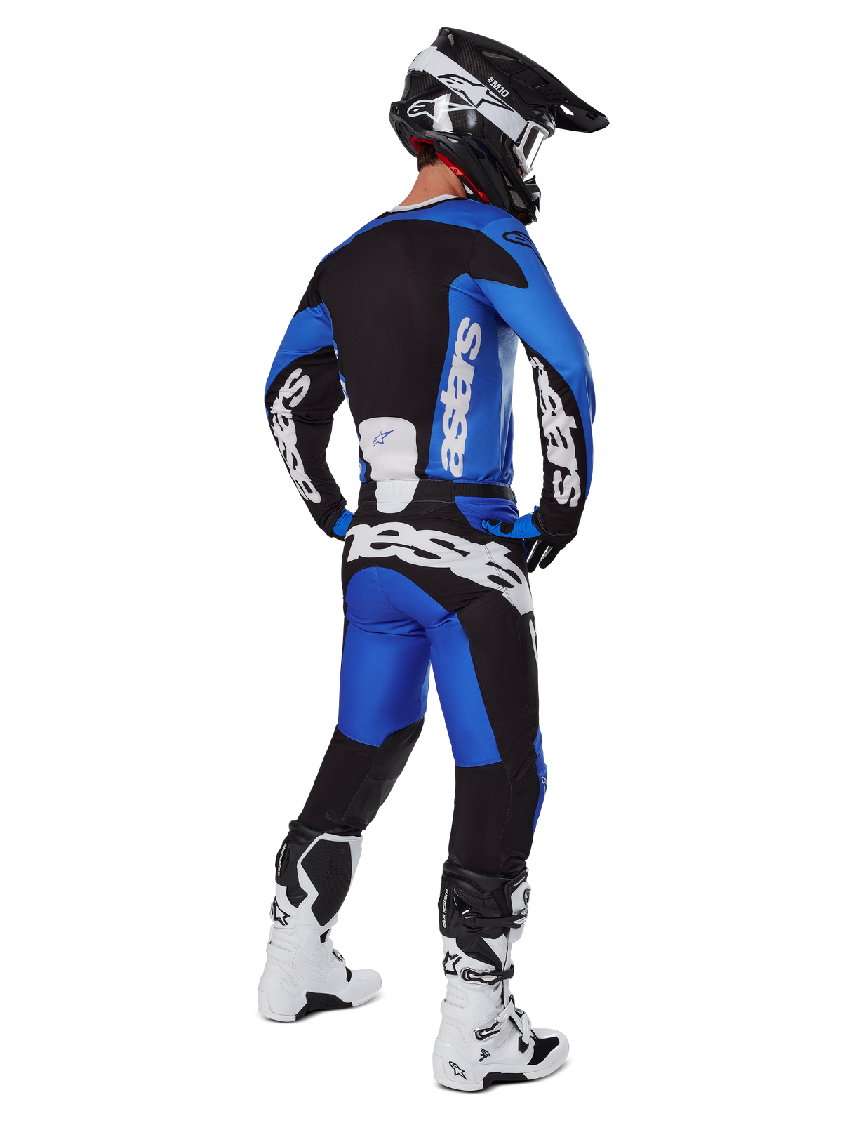 Motocross-Fahrer in kompletter Rennausrüstung von hinten gesehen, 2025 Racer Veil Trikot und passende Hose in Blau und Schwarz, mit weißem Alpinestars-Branding, schwarzem Helm, weiß-schwarzen Stiefeln, koordiniertes Outfit für den Offroad-Rennsport