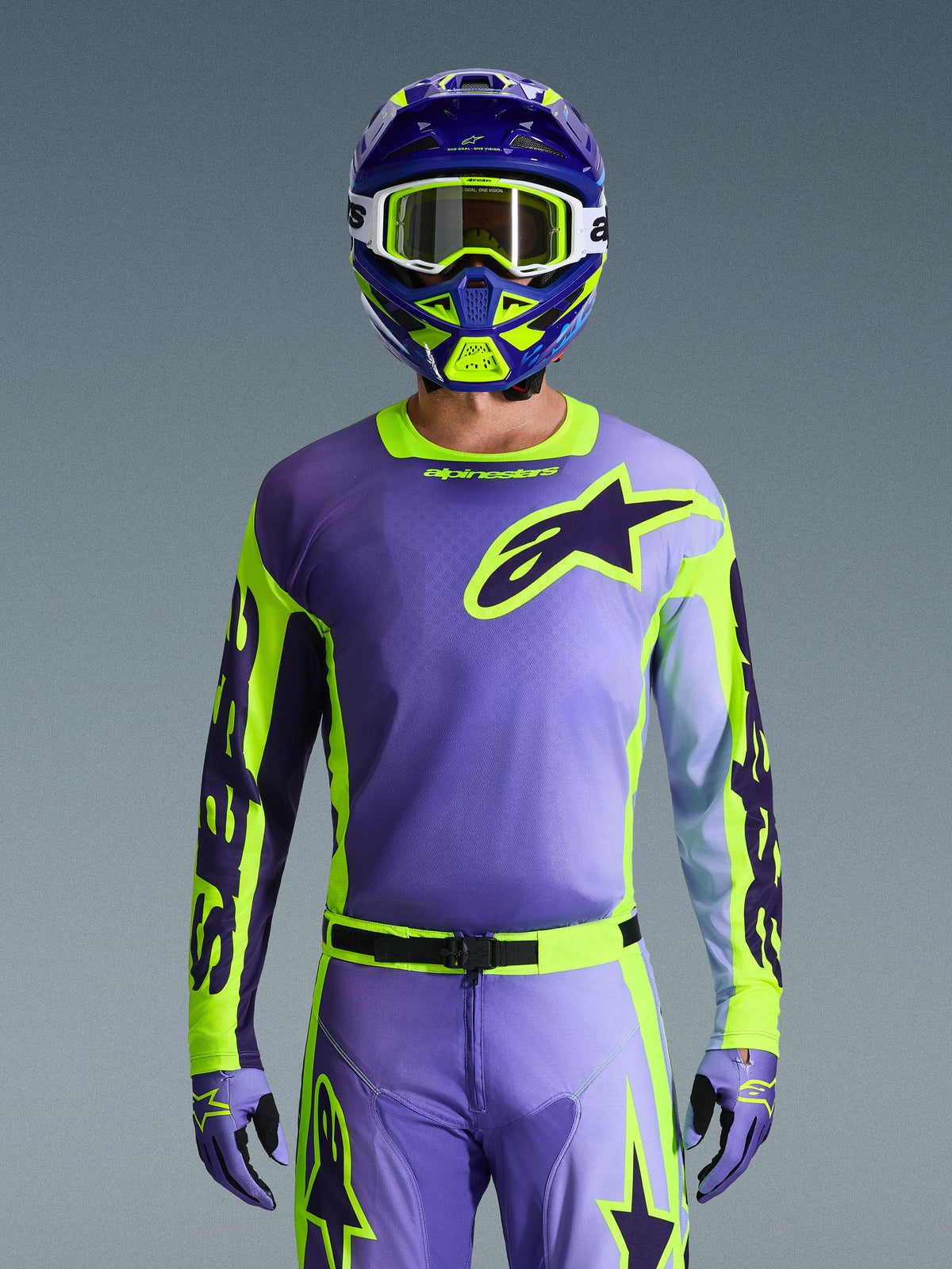 Alpinestars 2026 Racer Portl Bekleidungsset, komplette Motocross-Ausrüstung in Lila und Limettengrün, lila Jersey mit neongelben Ärmeln und dunkelviolettem Astar-Logo, passender lila-grüner Helm mit weißer Brille, koordinierte Hose und Handschuhe für Offroad-Fahrten.