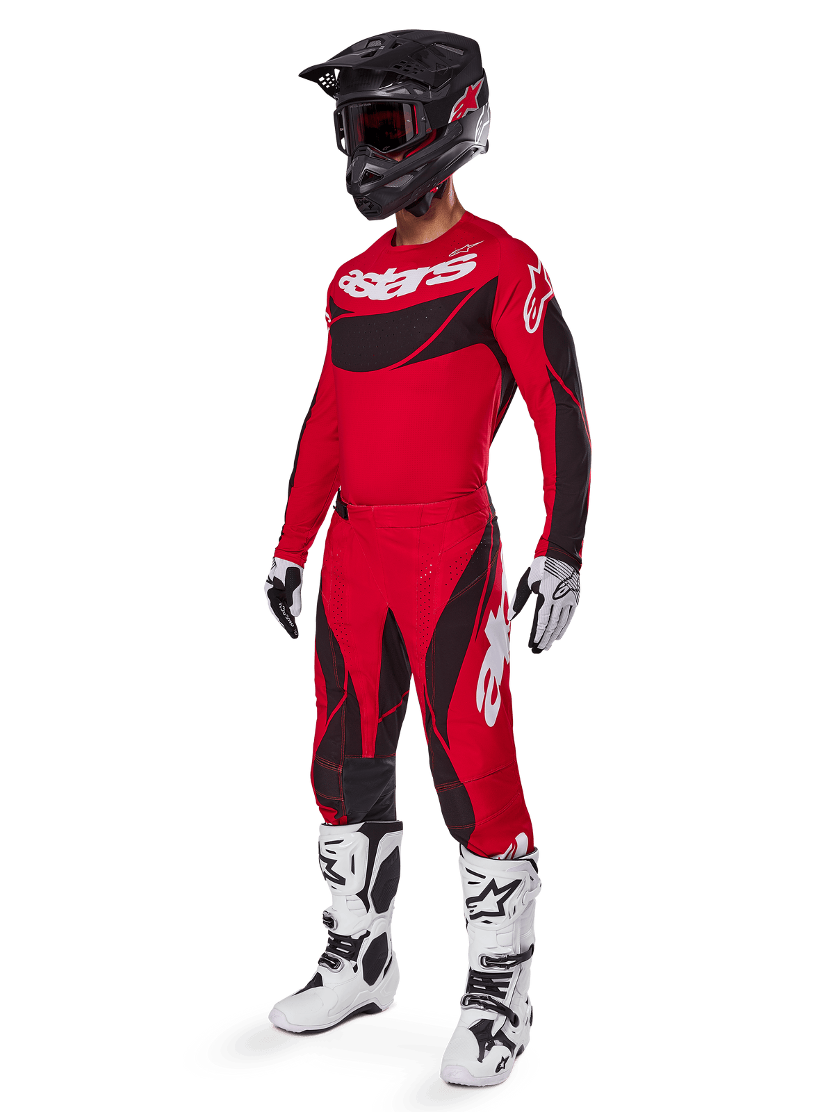 Ganzkörperansicht eines Motocross-Fahrers im 2025 Techstar Dreem Gear Set in Hellrot und Schwarz, mit einem Performance-Trikot mit weißem Branding, passender Stretch-Ripstop-Hose, einem schwarzen Helm mit rotem Visier, weiß-schwarzen Handschuhen und weißen Tech-Stiefeln, spezialisierte Rennausrüstung für Offroad-Wettbewerbe.