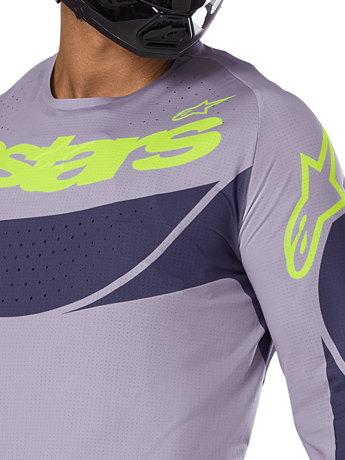 Alpinestars 2025 Techstar Dreem Jersey, Motocross-Jersey, Grau und Navy-Blau mit leuchtend lindgrünem Logo, Nahaufnahme eines Fahrers mit schwarzem Helm, mit lasergeschnittenen Perforationen zur Belüftung