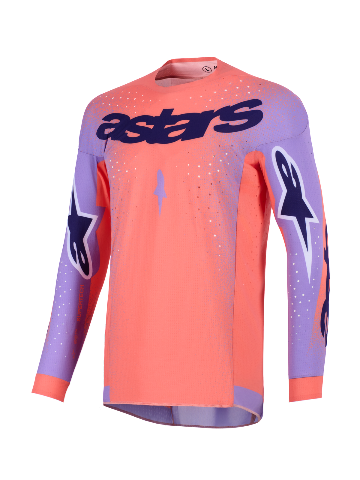 Alpinestars 2026 Supertech Scenz Jersey, Motocross-Trikot, Hot Coral und Lila, mit großem lila „astars“-Branding auf der Brust, Stern-Logos auf den Ärmeln und perforierten Mesh-Einsätzen für den Hochleistungs-Offroad-Rennsport.