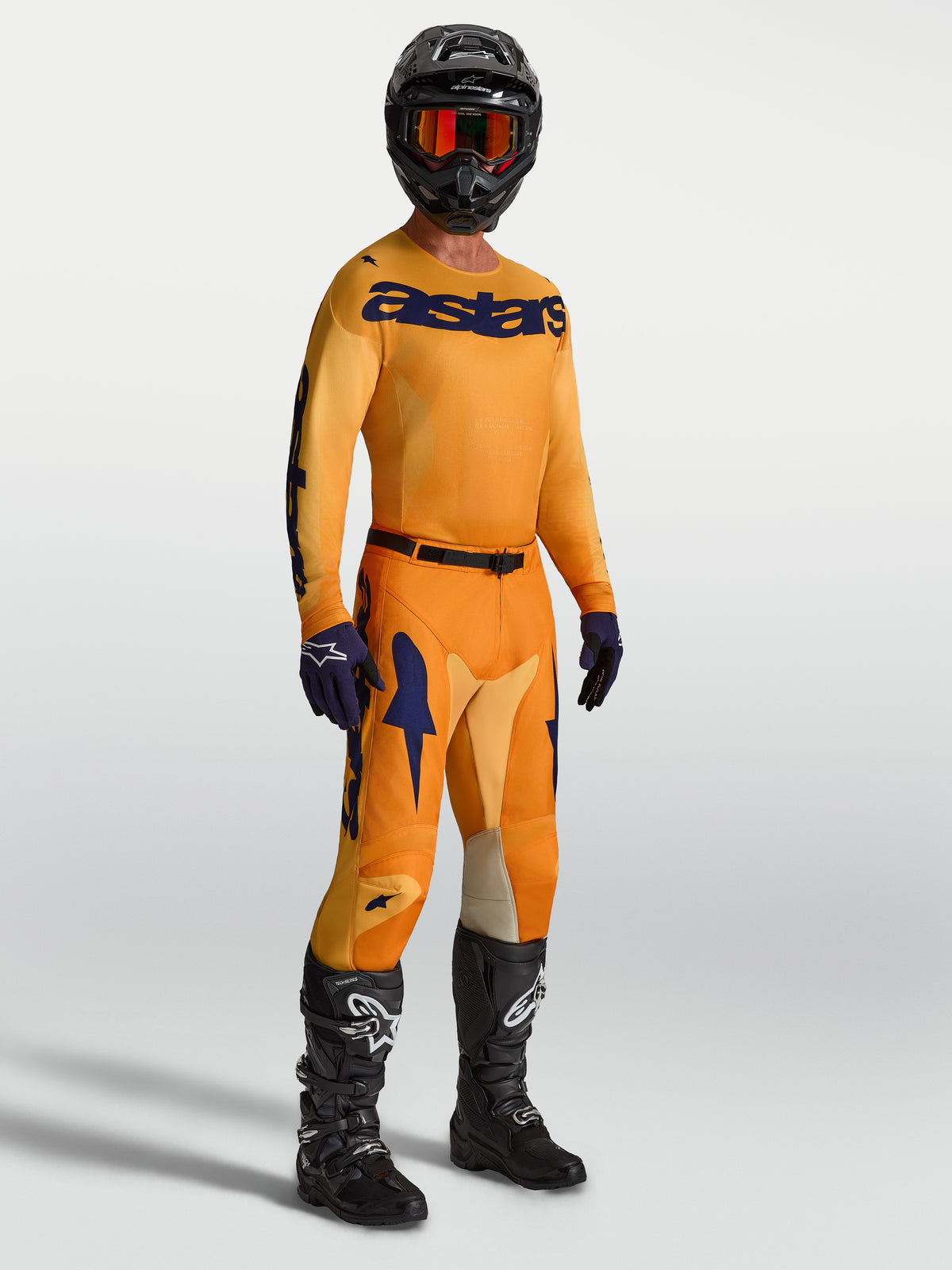 Alpinestars Racer Amber Trikot und Hose, Motocross-Ausrüstungsset für Herren, Orange und Dunkelblau, atmungsaktives Performance-Polygewebe, ergonomische Passform für Offroad-Fahrten.