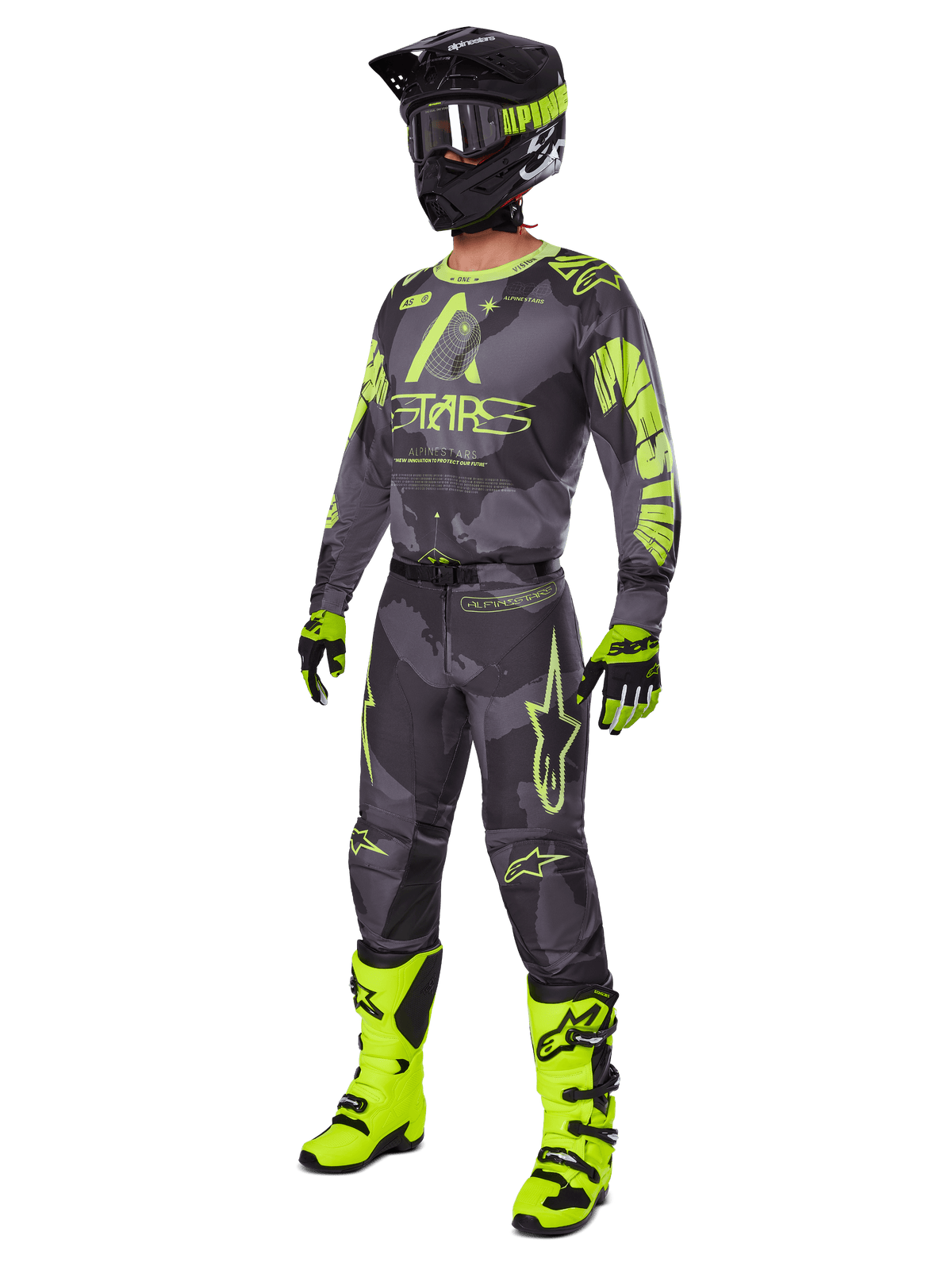 Motocross-Fahrer im Alpinestars 2025 Racer Hollow Gear Set, Trikot und Hose in Dark Camo und Gelb Fluo, schwarz-gelber Helm, passende Handschuhe und leuchtend gelbe Stiefel, abgestimmtes Outfit für den Offroad-Rennsport