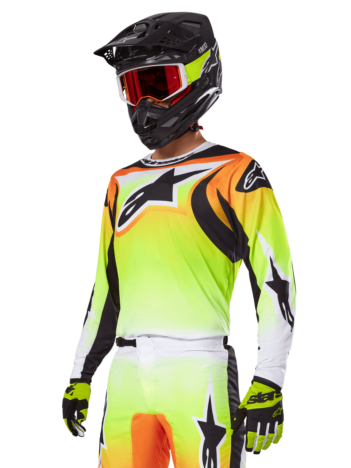 Motocross-Fahrer mit Alpinestars 2025 Fluid Wurx Gear Set, Trikot mit gelb-orangefarbenem Farbverlauf und schwarzen Akzenten, große Stern-Logos, passende Motocross-Hose, schwarzer Fullface-Helm mit rot getönter Brille, gelbe Handschuhe, abgestimmtes Hochleistungs-Outfit für Offroad-Rennen
