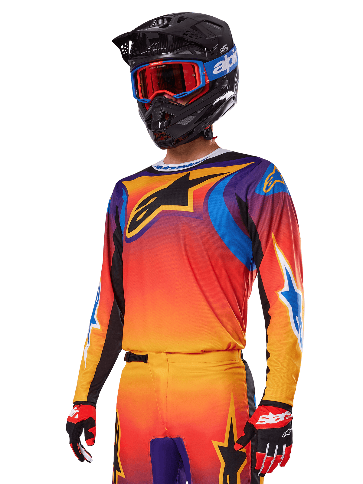 Alpinestars 2025 Fluid Wurx Gear Set, Motocross-Ausrüstungsset, Farbverlauf in Orange, Lila und Blau, mit großem schwarzem A-Stars Logo, getragen mit schwarzem Helm und blauer Brille, koordiniertes Outfit für professionellen Offroad-Rennsport