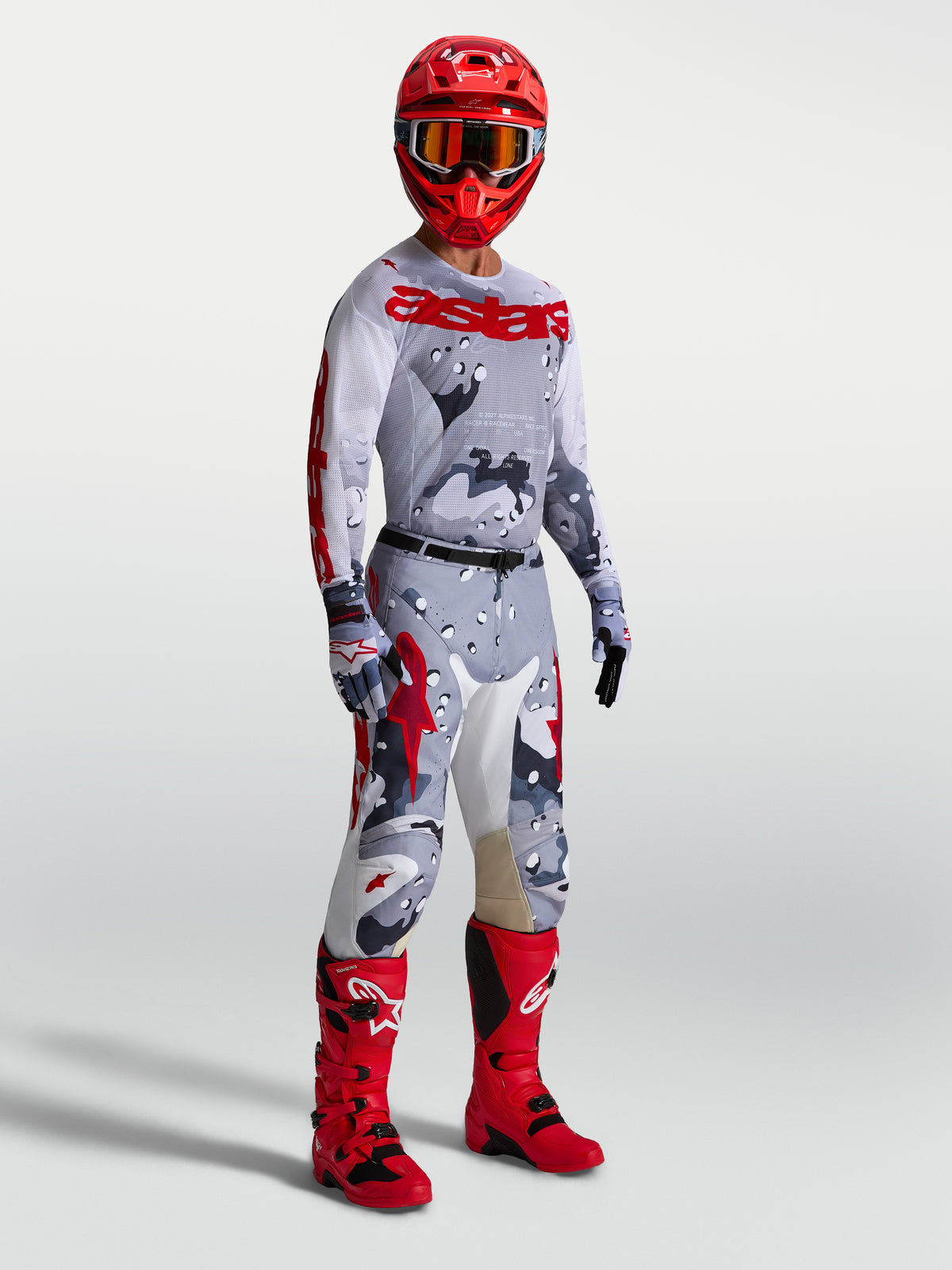 Alpinestars Racer Air Lone Trikot, atmungsaktives Motocross-Oberteil für Herren in Grau und Rot, Camouflage-Design aus Mesh-Gewebe.