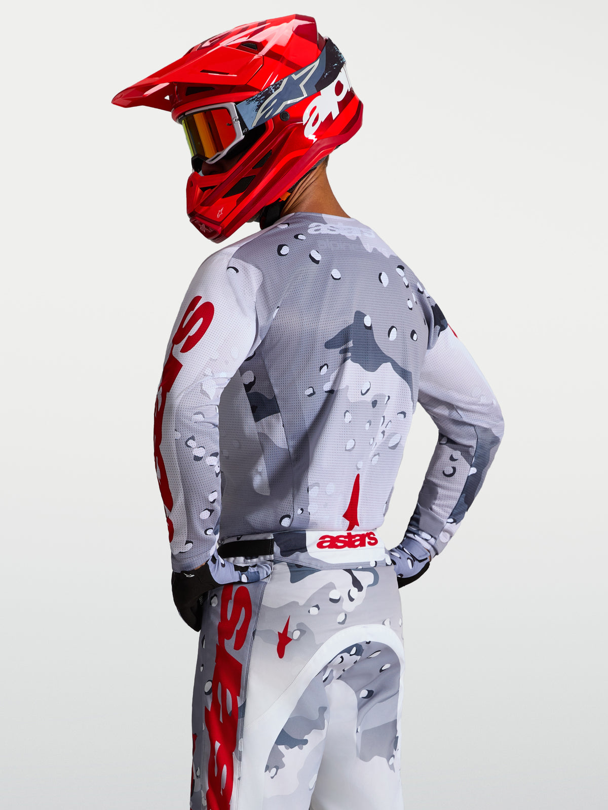 Alpinestars Racer Air Lone Trikot, Herren Motocross-Trikot in Grau-Camo und Rot, atmungsaktives Mesh-Material, Rückansicht.