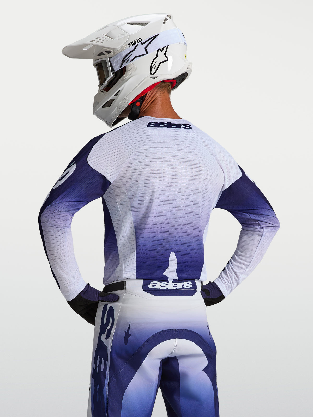 Alpinestars Racer Air Amber Trikot, Herren Motocross-Trikot, Blau und Weiß, Rückansicht mit belüfteter Mesh-Konstruktion.