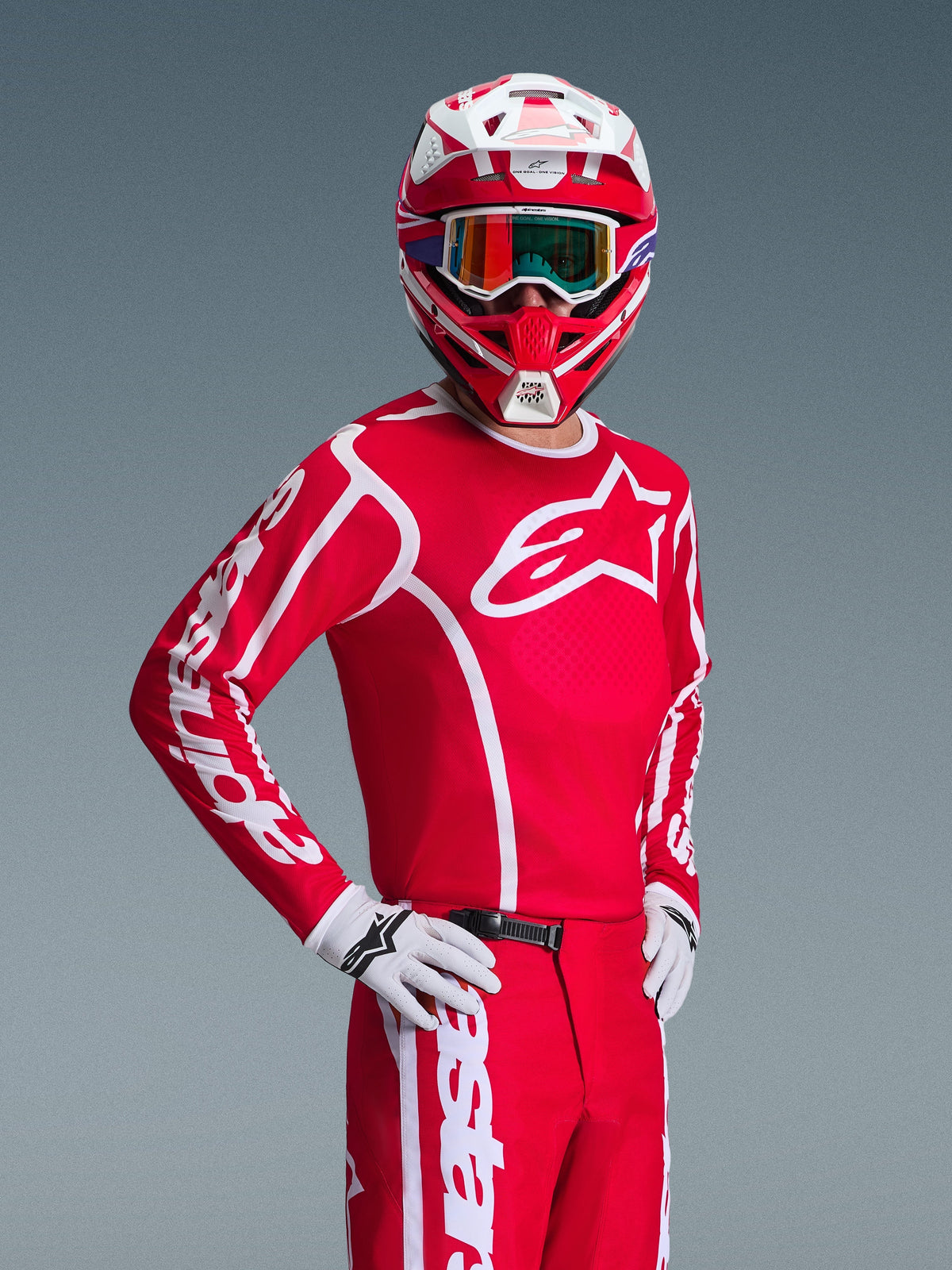 Motocross-Fahrer im Alpinestars 2026 Fluid Apex Trikot in Rot und Weiß, passender rot-weißer Helm mit Brille, weiße Handschuhe und rote Hose, markante weiße Logos, sportliche Passform, abgestimmtes Outfit für den Offroad-Rennsport