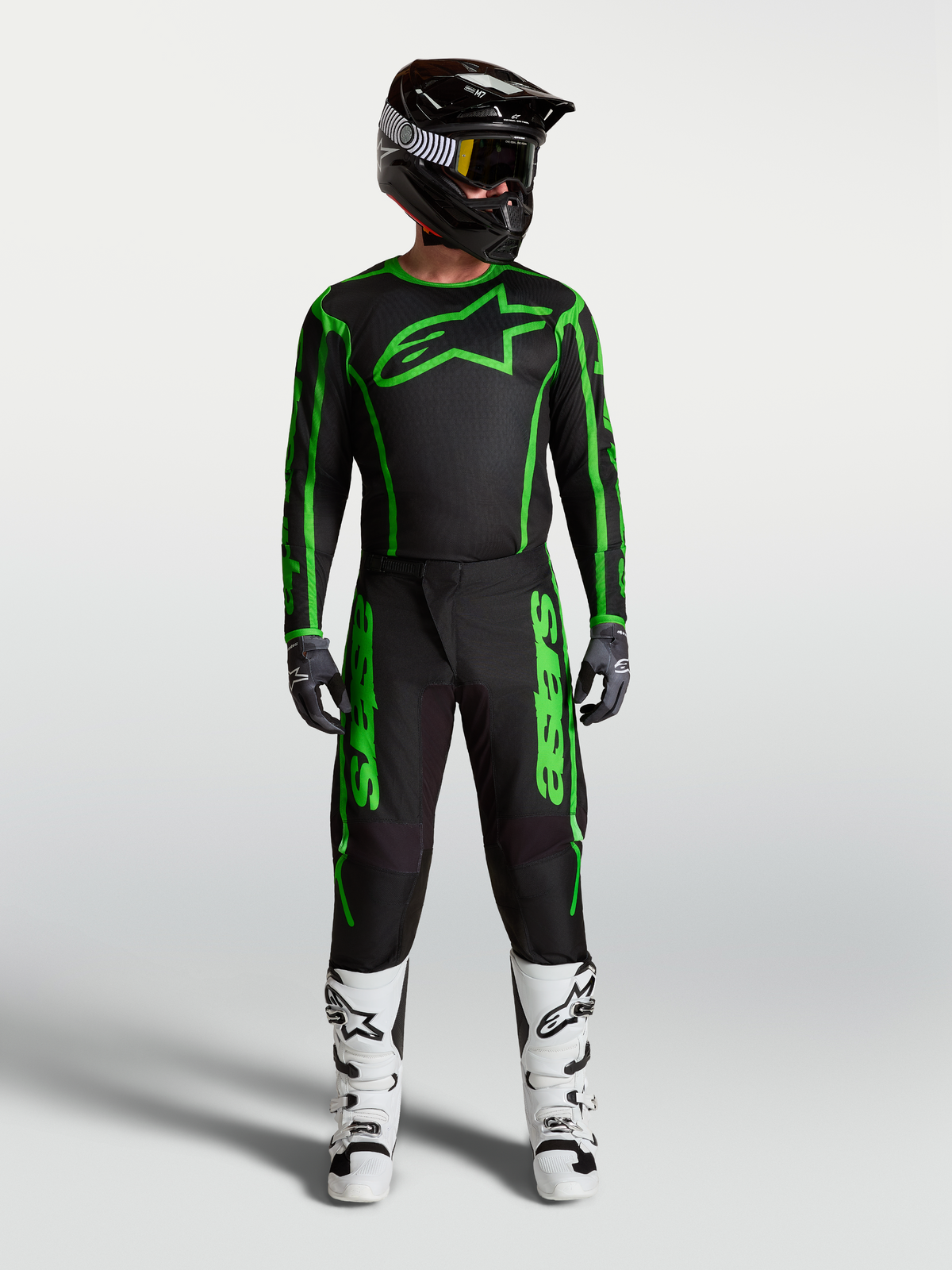 Alpinestars Fluid Apex V2 Hose, Motocross-Rennsport-Ausrüstung für Herren, Schwarz und Fluo-Grün, komplettes Racing-Outfit mit weißen Stiefeln