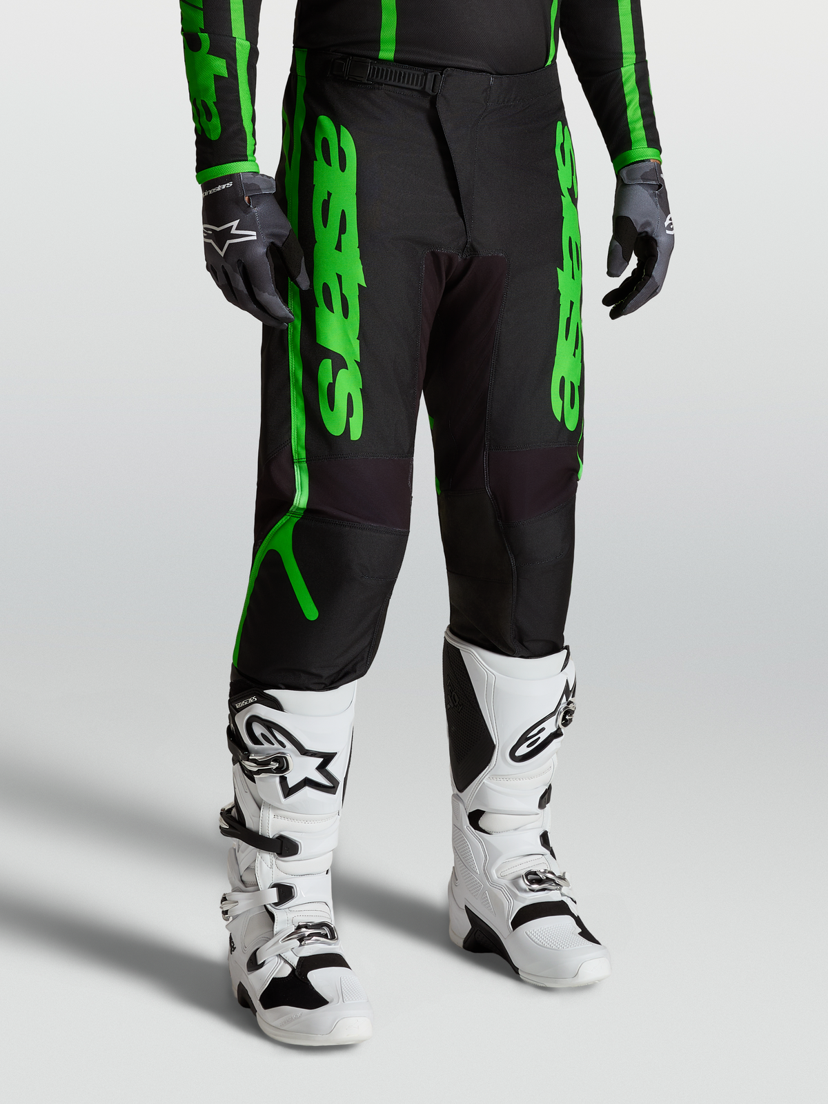 Alpinestars Fluid Apex V2 Hose, Motocross-Hose für Herren, Schwarz und Fluo-Grün, verstärktes 600D-Polygewebe, kombiniert mit weißen Stiefeln und Handschuhen