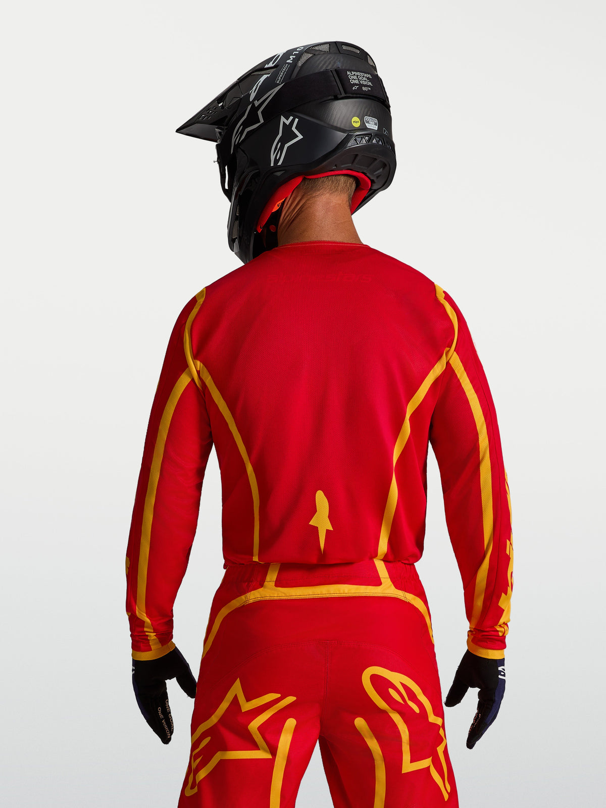 Alpinestars Fluid Apex V2 Trikot, Motocross-Ausrüstung für Herren in Rot und Gold, Rückansicht mit ergonomischem Schnitt und atmungsaktivem Funktionsgewebe