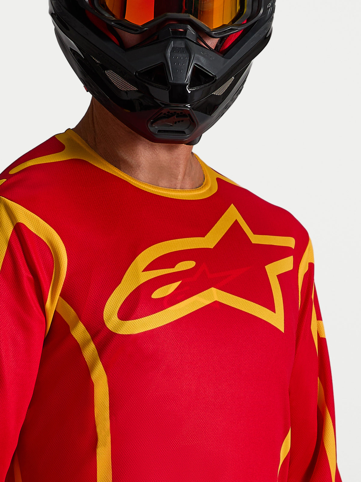 Alpinestars Fluid Apex V2 Trikot in Rot und Gold, feuchtigkeitsableitendes Herren-Motocross-Trikot mit großem Stern-Logo.