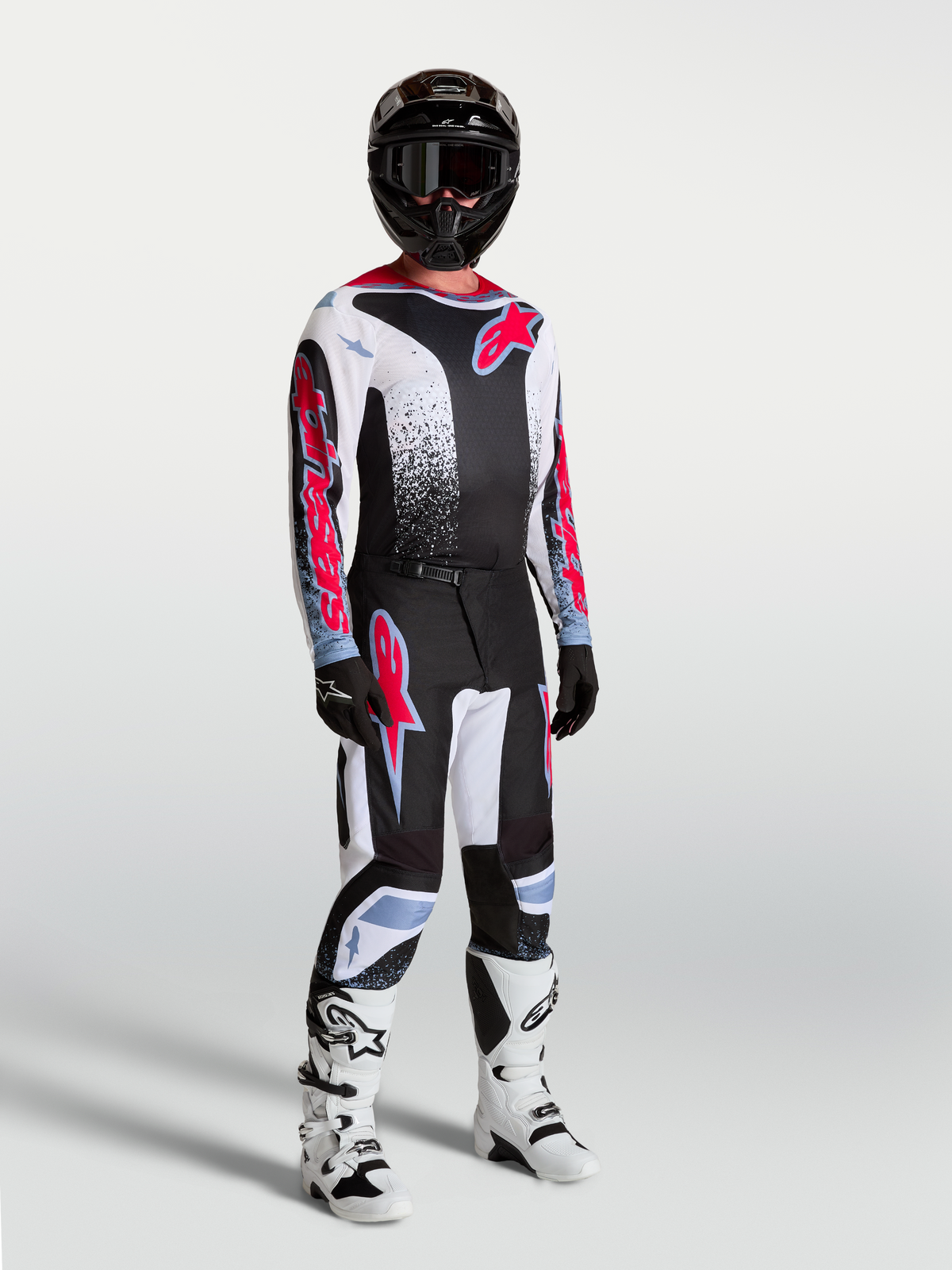 Alpinestars Fluid Drag Trikot, Motocross-Trikot für Herren, Schwarz, Weiß und Neonrot, atmungsaktiv, am Model mit Ausrüstung.