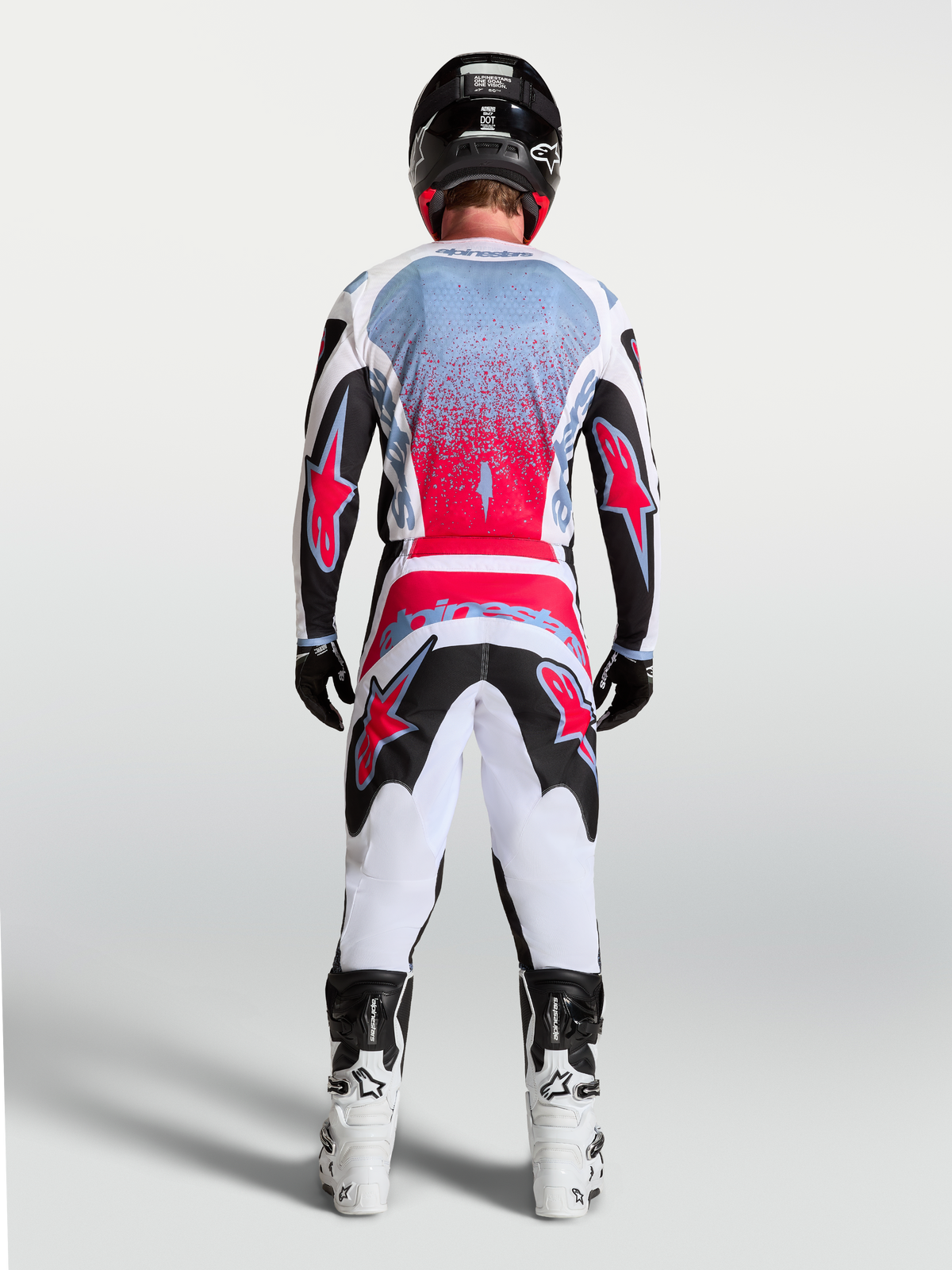 Alpinestars Fluid Drag Trikot, Herren-Motocross-Trikot in Schwarz und Fluo-Rot, Rückansicht auf einem Fahrer.