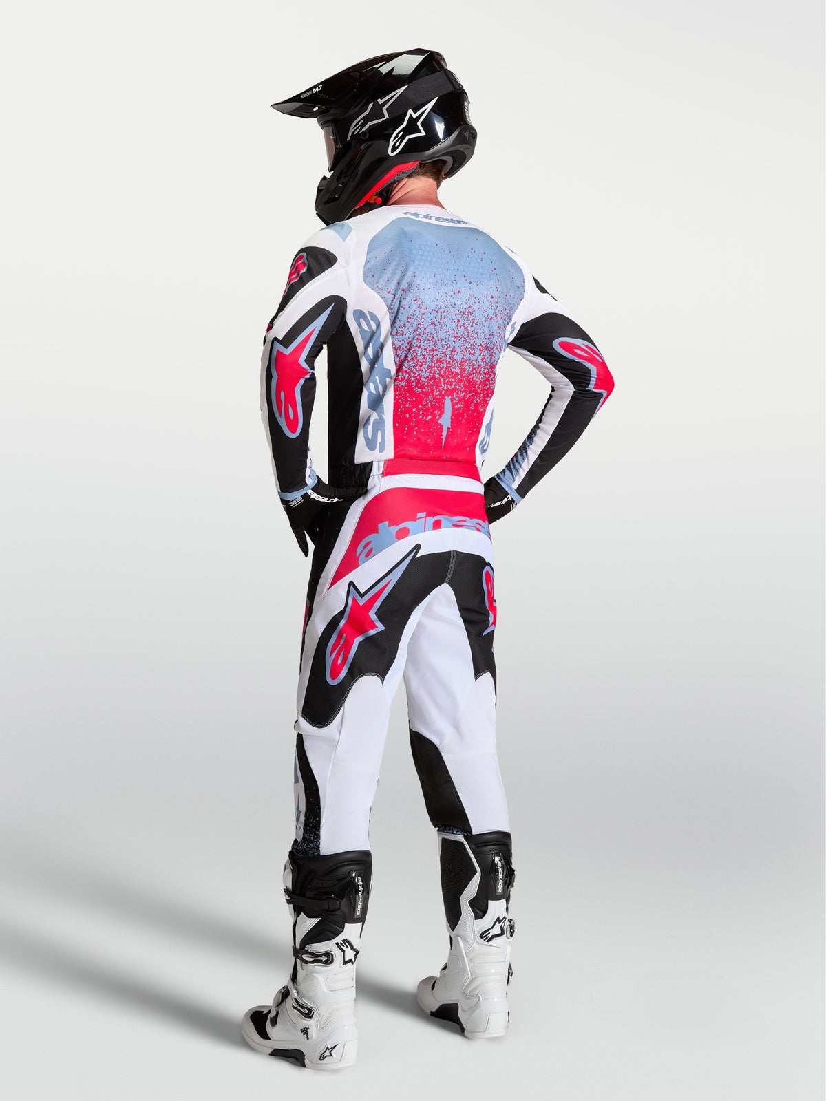 Alpinestars Fluid Drag Gear Set, Motocross-Ausrüstungsset in Schwarz, Weiß und Rot, Spray-Effekt-Grafik, Rückansicht.