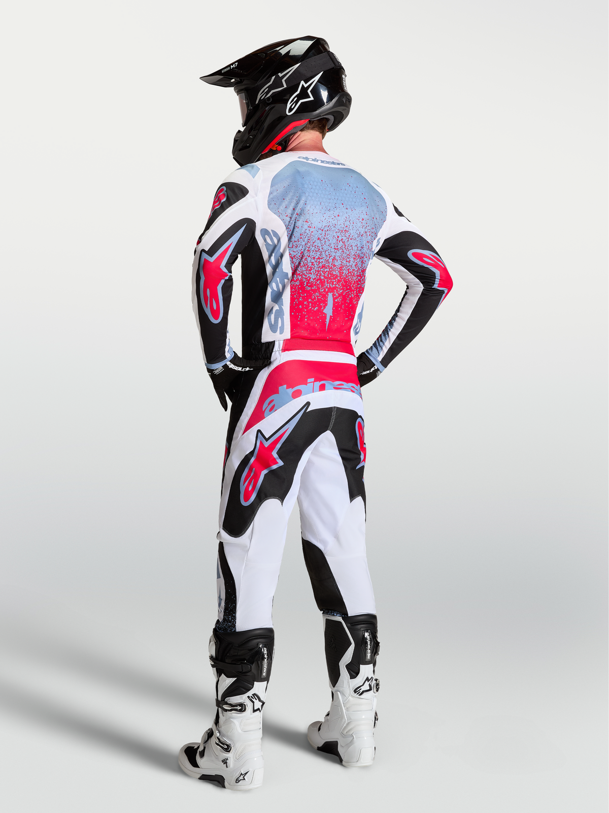 Alpinestars Fluid Drag Trikot, Herren-Motocross-Ausrüstung, Schwarz und Fluo-Rot, atmungsaktives Textil, Rückansicht am Model