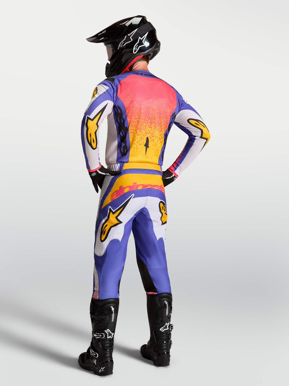 Alpinestars Fluid Drag Gear Set, Motocross-Trikot und Hose für Herren, Blau, Helllila und Gold, Rückansicht am Model.