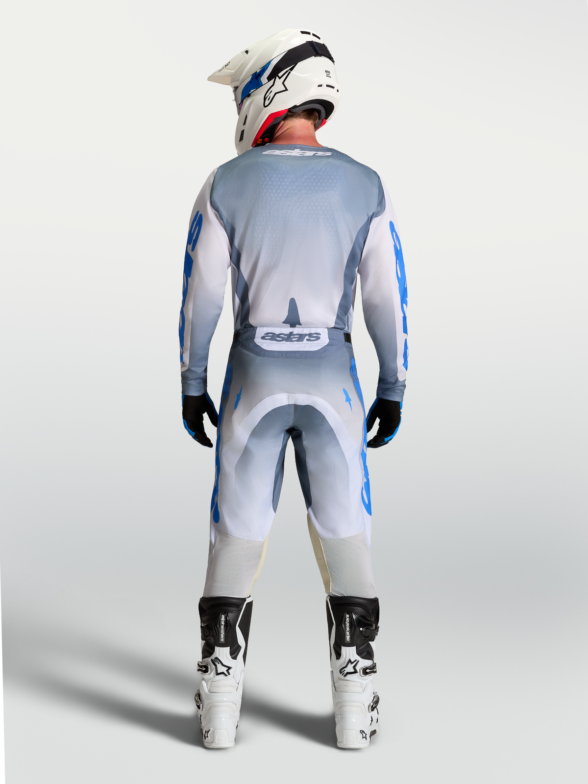Alpinestars Racer Amber Trikot, Herren-Motocross-Ausrüstung in Grau und Blau, Rückansicht am Model.