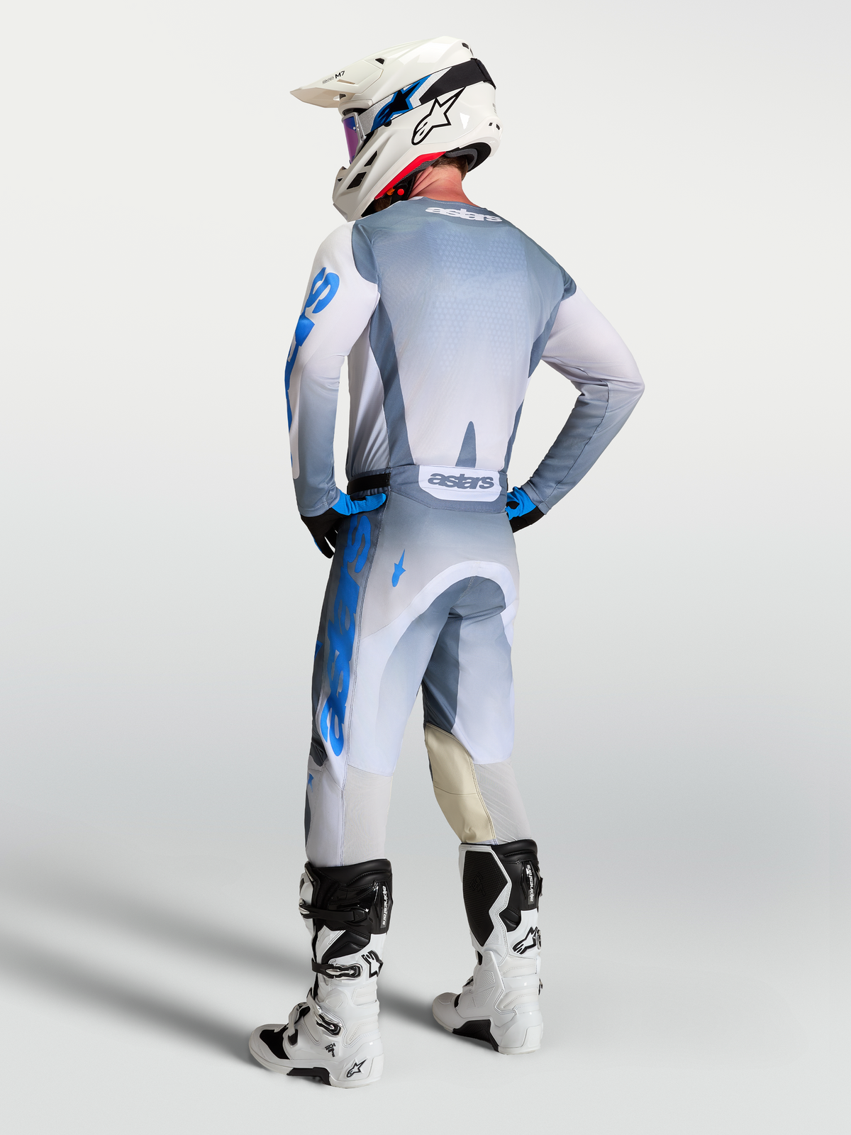Alpinestars Racer Amber Trikot, Herren-Motocross-Ausrüstung in Grau und UCLA-Blau, Rückansicht mit ergonomischer Race-Passform.