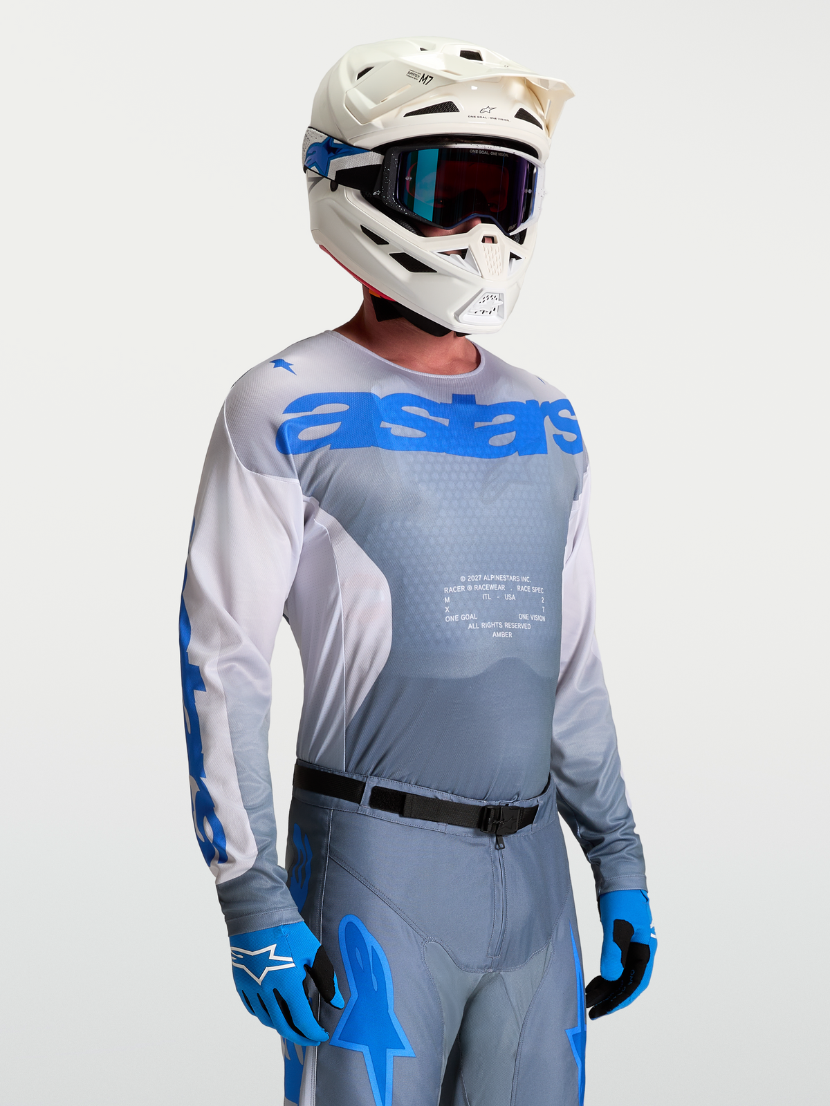 Alpinestars Racer Amber Trikot, Motocross-Trikot für Herren, Grau und Blau, feuchtigkeitsableitendes Polygewebe, am Model
