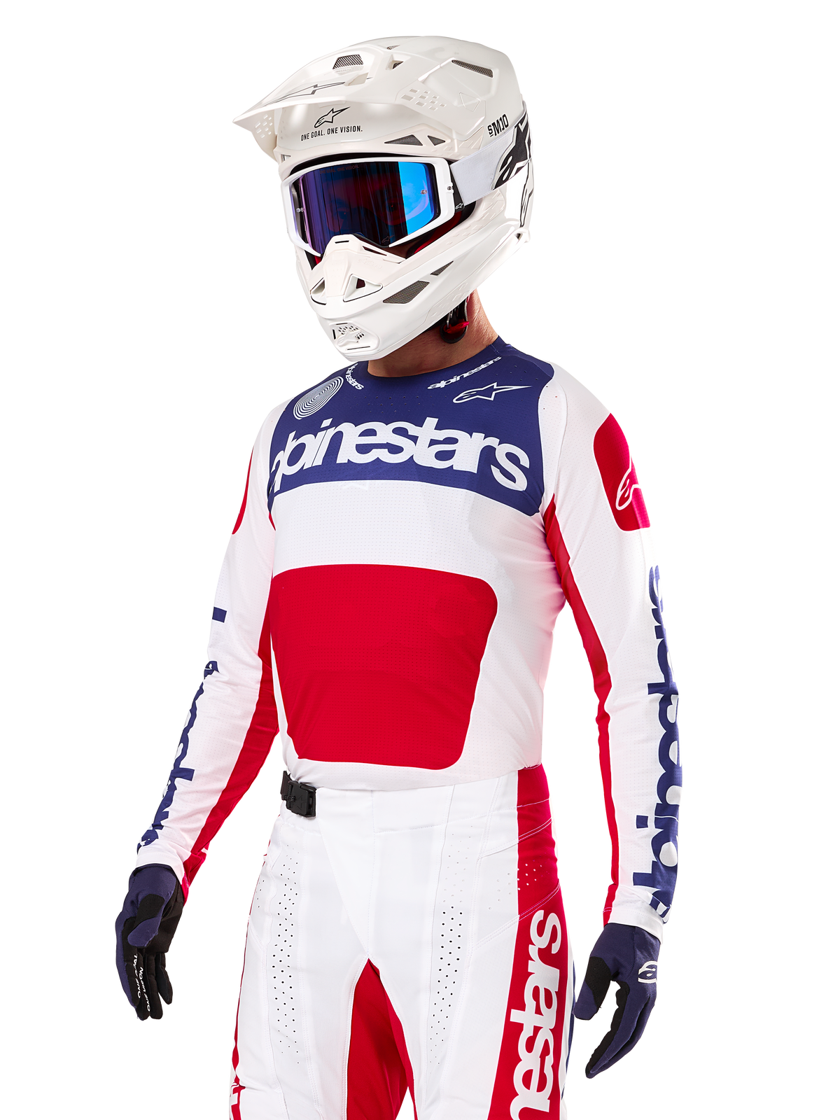 Motocross-Fahrer im Alpinestars Limited Edition Techstar Fortitude Jersey, Bright Red White Blue, mit weißem Helm, blauer Brille und passender Hose, Hochleistungs-Rennbekleidung für Offroad-Wettkämpfe