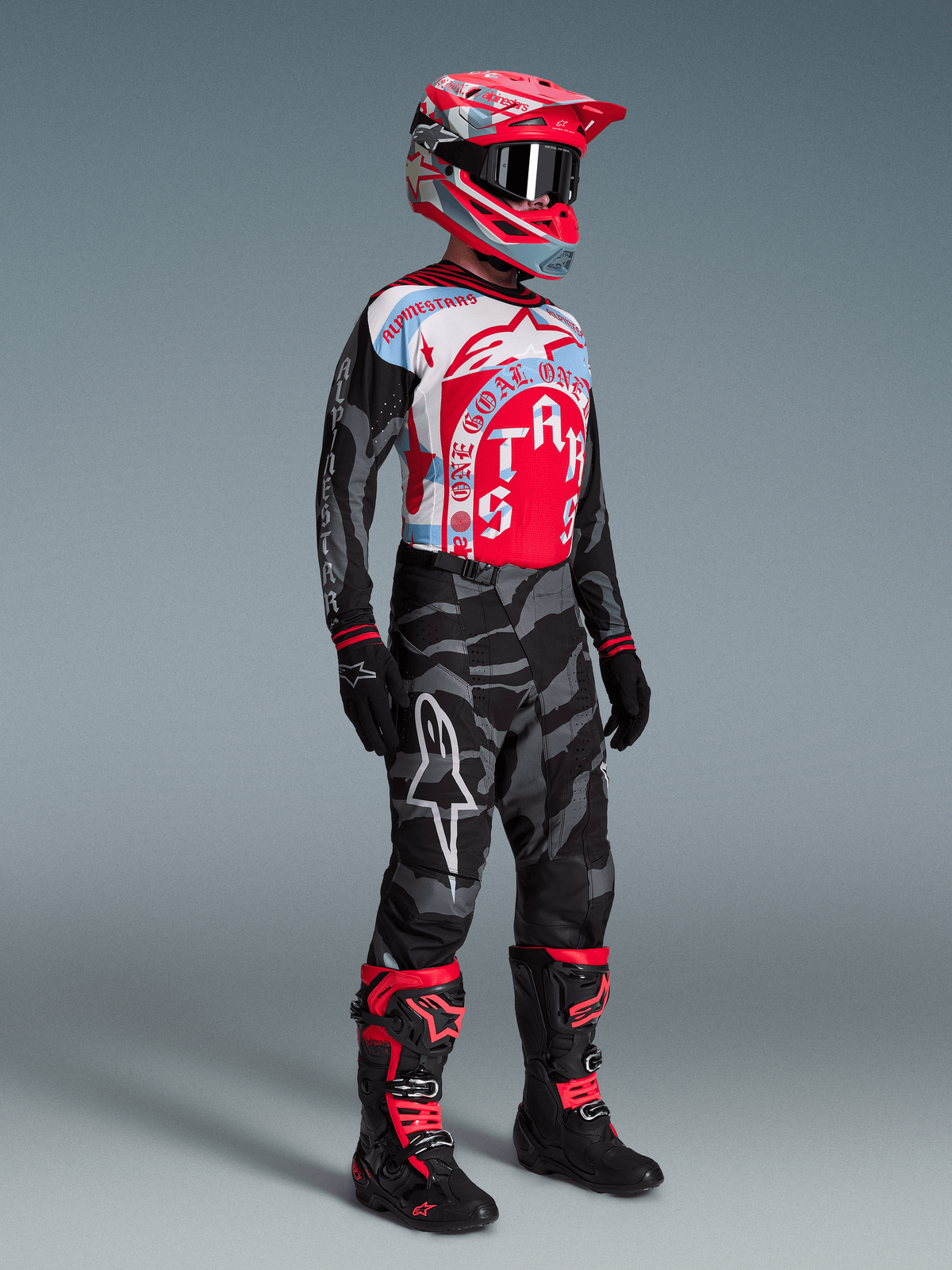 Alpinestars Techstar Beast Coast MX-Set: rot-blaues Trikot, graue Camo-Hose, schwarze Stiefel, Limited Edition.
