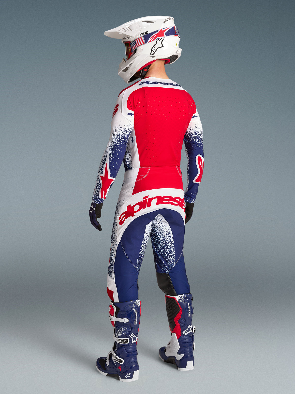 Alpinestars Techstar Unity Trikot Limited Edition, Motocross-Rennbekleidung für Herren, Rückansicht in Rot, Weiß und Blau, athletische Race-Passform mit Laserperforationen zur Belüftung.