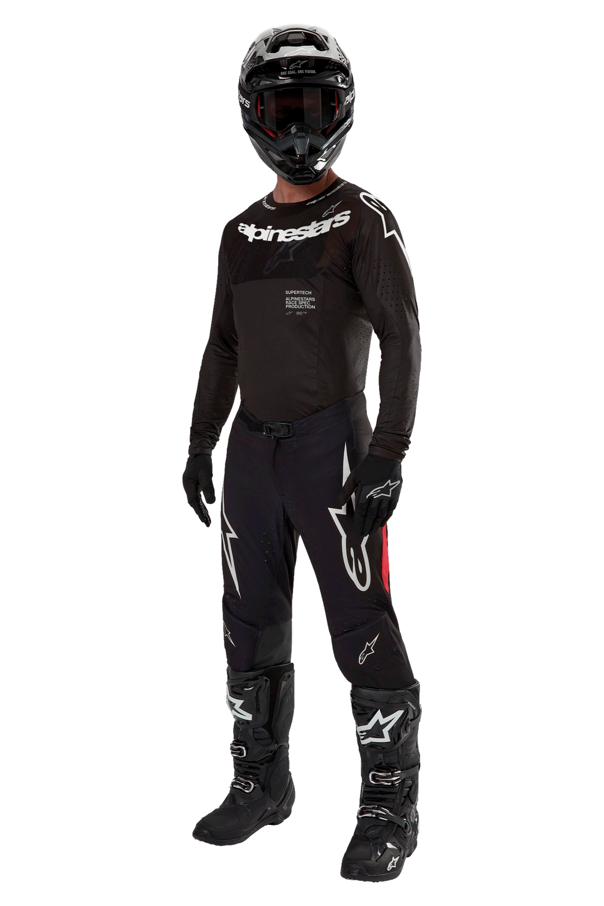 Motocross-Fahrer in kompletter Rennausrüstung, 2024 Supertech Ward Trikot in Schwarz Rot Berry, schwarzes Trikot mit weißem Alpinestars-Branding, schwarze Hose mit roten Seitenbahnen und großen weißen Astars-Logos, schwarzer Helm, Handschuhe und Stiefel, abgestimmtes Profi-Outfit für den Offroad-Rennsport