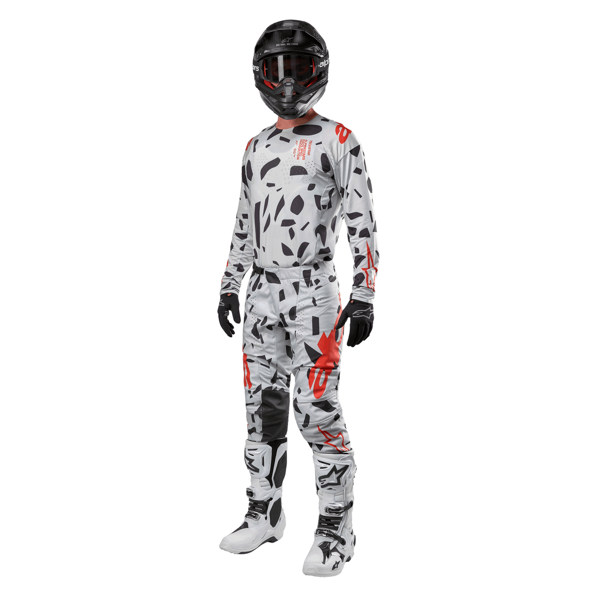 Motocross-Fahrer im Alpinestars 2024 Techstar Rantera Trikot in Haze Gray Camo, passende Hose mit roten und schwarzen Akzenten, schwarzer Helm und Brille, schwarze Handschuhe, weiße und schwarze Stiefel, komplette abgestimmte Motocross-Rennausrüstung für Offroad-Performance