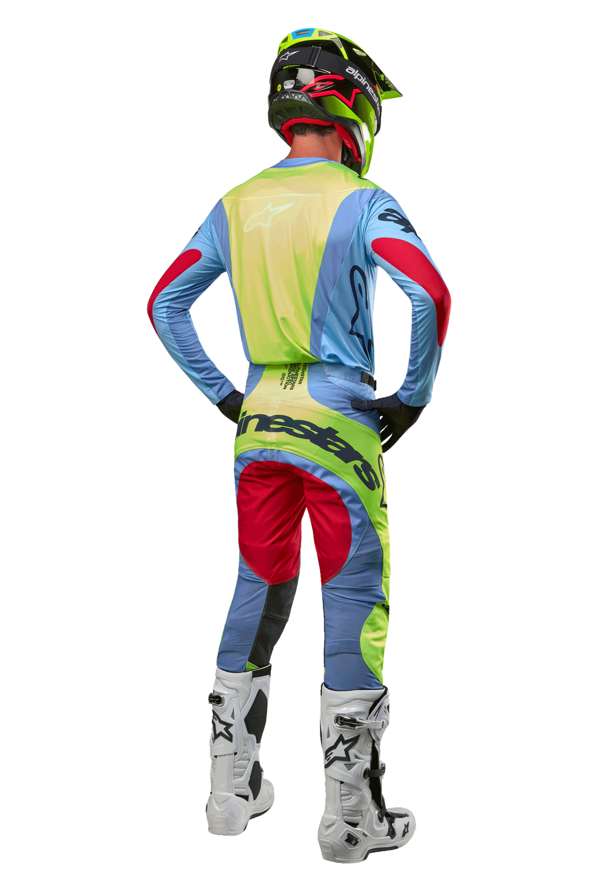 Motocross-Fahrer von hinten im Alpinestars 2024 Techstar Ocuri Jersey, Hellblau mit Akzenten in Gelb Fluo und Red Berry, passender Rennhose, weißen Stiefeln und Neon-Helm, komplette Offroad-Ausrüstung für den professionellen Wettbewerb
