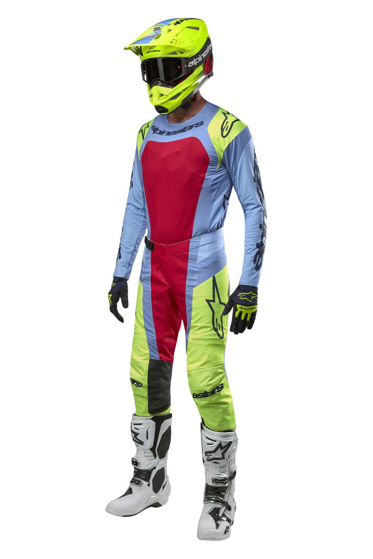 Alpinestars 2024 Techstar Ocuri Jersey und Ausrüstungsset, Motocross-Fahrer in Hellblau, Neongelb und Red Berry Kit, inklusive neongelbem Helm, passender Hose und weißen Stiefeln, abgestimmtes Rennoutfit für Offroad-Wettbewerbe