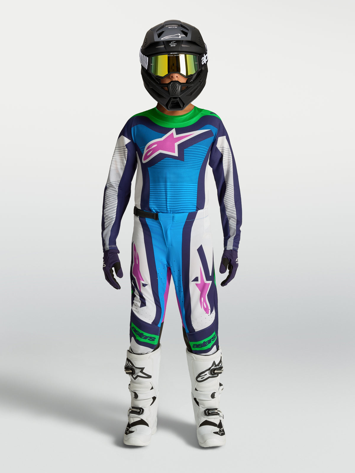 Alpinestars Supertech Maven Jugend-Ausrüstungsset, Motocross-Outfit, Blau und Weiß mit pinken und grünen Akzenten, am Model.