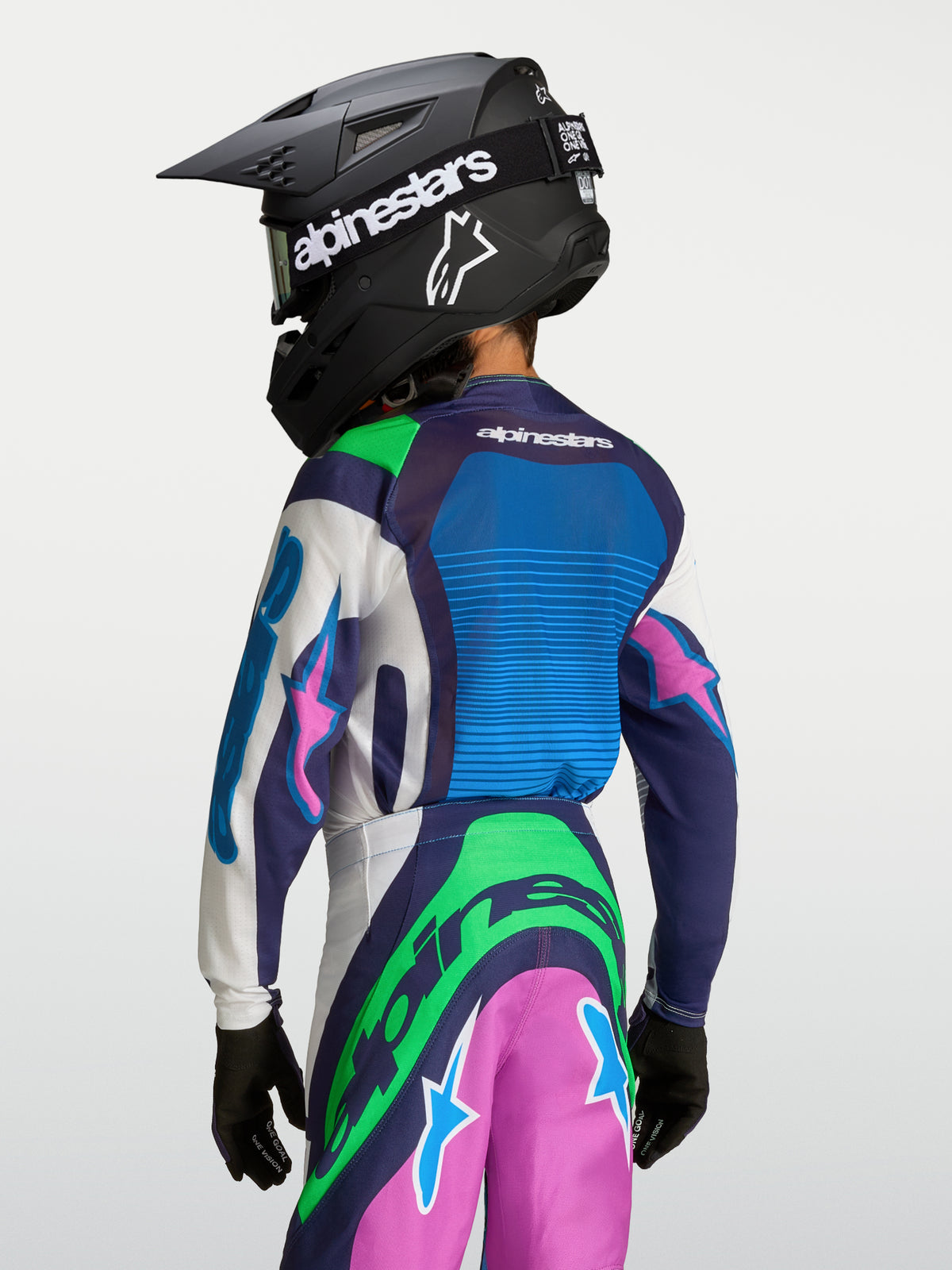 Alpinestars Supertech Maven Jugend-Trikot, Motocross-Ausrüstung für junge Fahrer, Blau und Grün, Rückansicht mit Helm