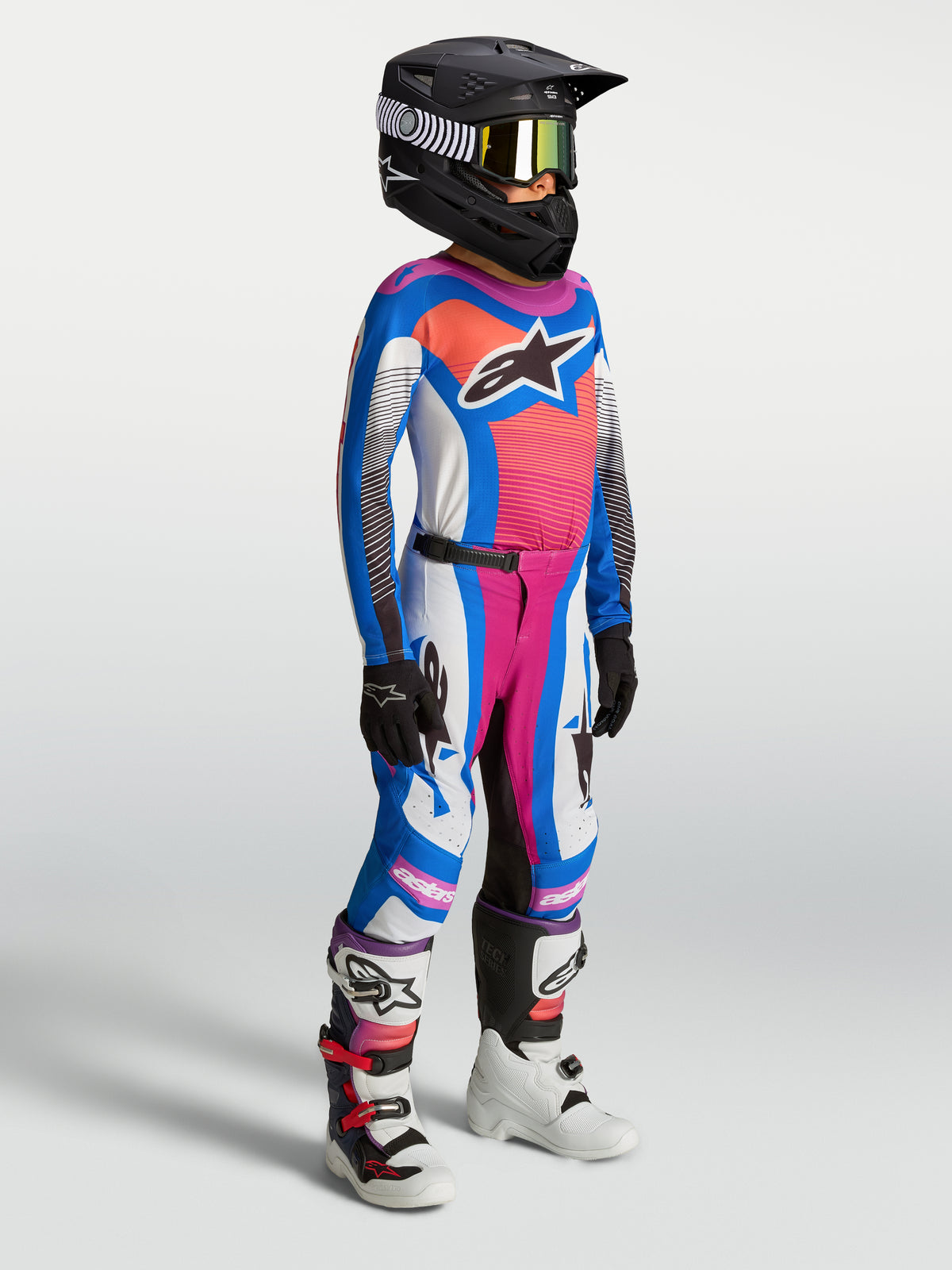 Alpinestars Supertech Jugend-Trikot Maven 2027 und Gear Set, Motocross-Ausrüstung in Blau, Weiß und Hot Coral, Stretch-Mesh.