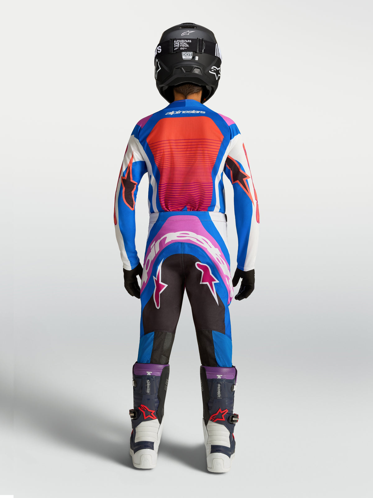 Alpinestars Supertech Jugend-Motocross-Gear-Set Maven 2027, Trikot und Hose in Blau und Hot Coral, Rückansicht am Model.