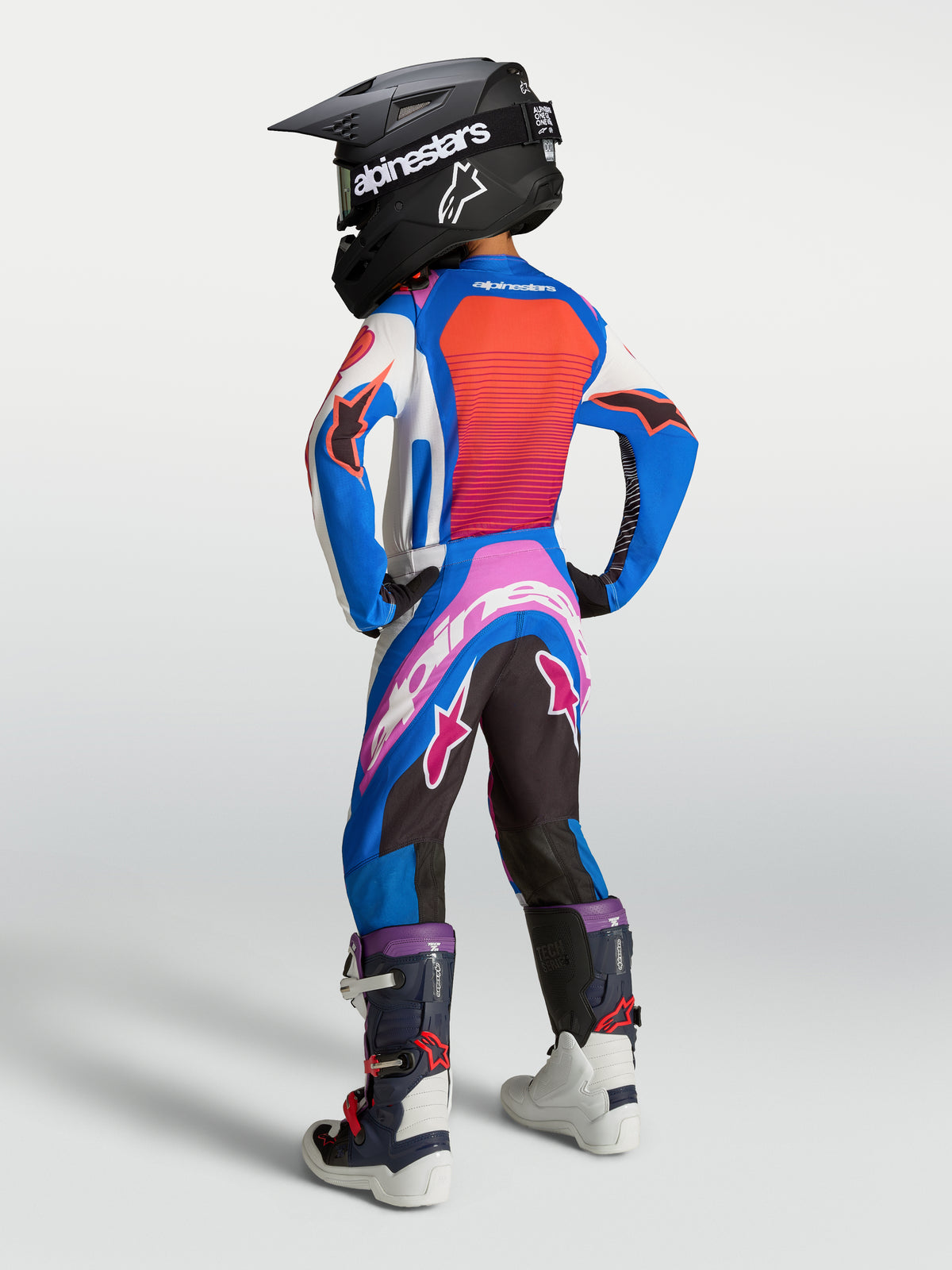 Alpinestars 2027 Supertech Maven Jugend-Trikot und Gear Set, Blau und Hot Coral, Rückansicht eines jungen MX-Fahrers.