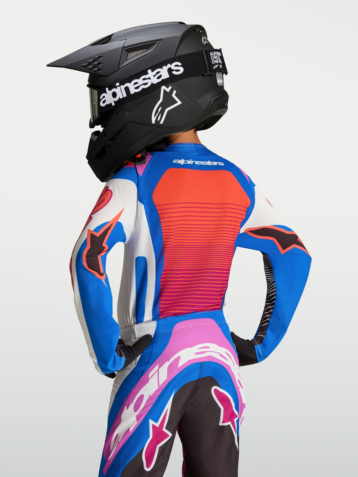 Alpinestars Supertech Jugend-Trikot Maven, Motocross-Trikot für Kinder in Blau und Koralle, athletische Rennpassform mit Mesh-Gewebe, Rückansicht am Model.