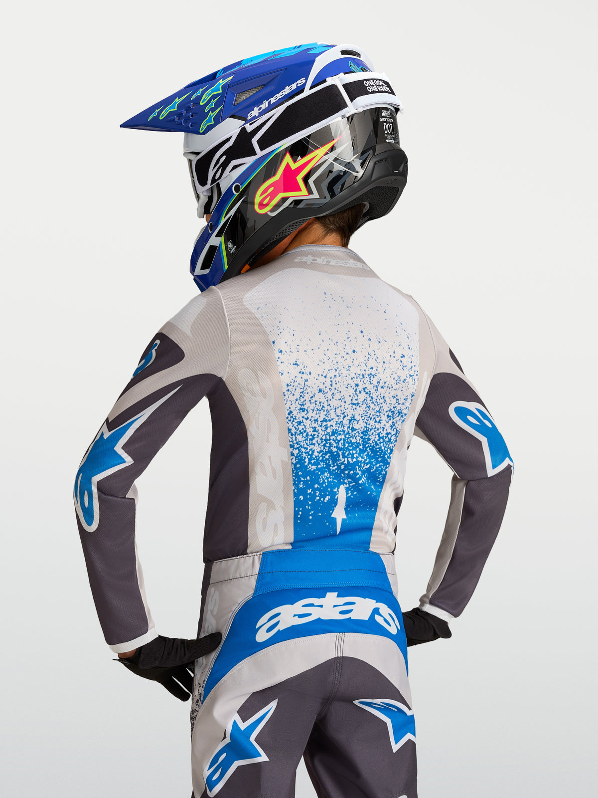 Alpinestars Fluid Jugend-Trikot Drag 2027, Motocross-Trikot für Kinder, Grau und Blau, feuchtigkeitsableitendes Funktionsmaterial, Rückansicht mit verlängerter Rückenpartie für Offroad-Einsätze.