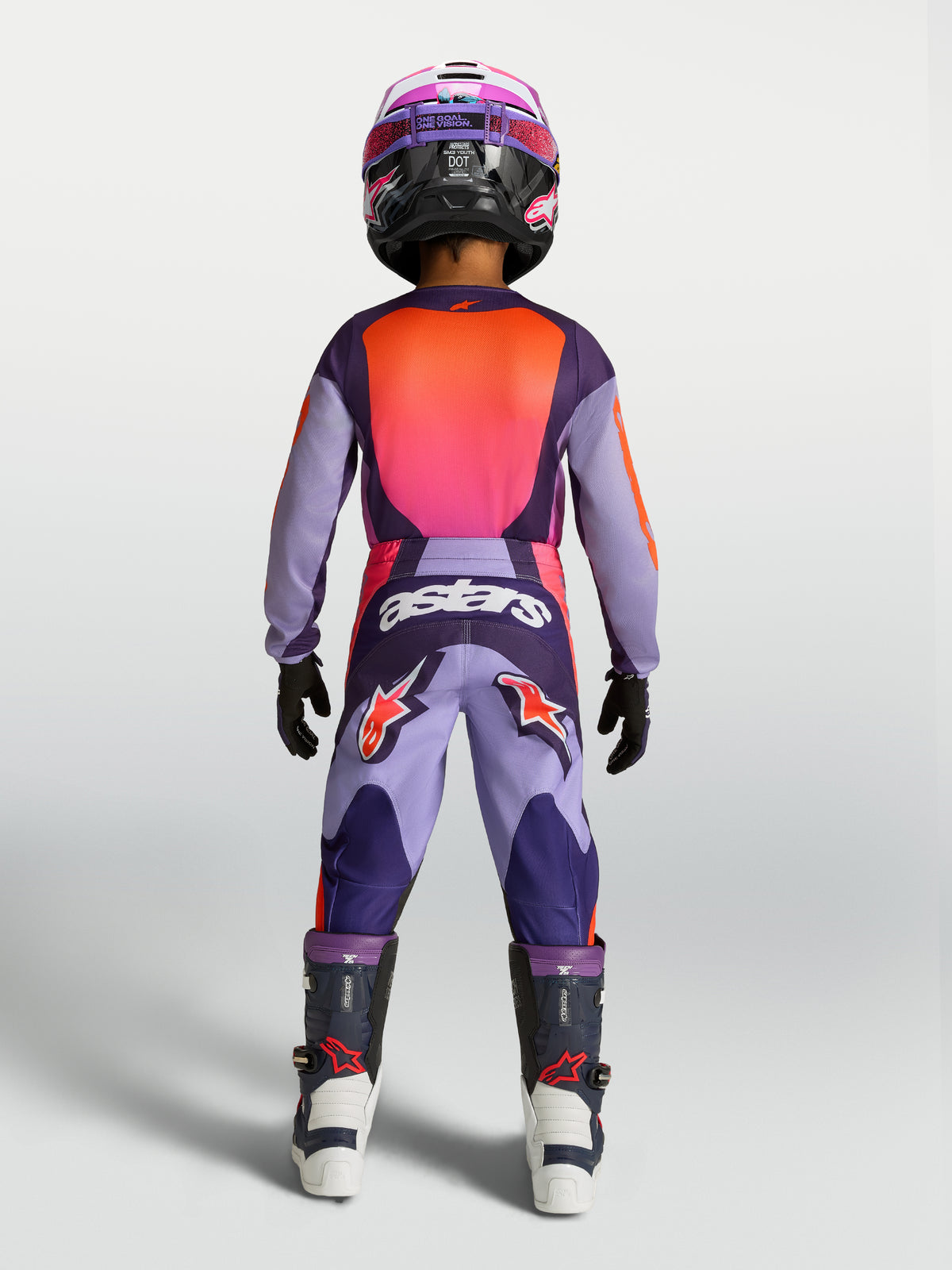 Alpinestars Fluid Hunt Jugend-Trikot und Gear Set 2027 in Lila und Fluo-Pink, Rückansicht eines jungen Motocross-Fahrers.