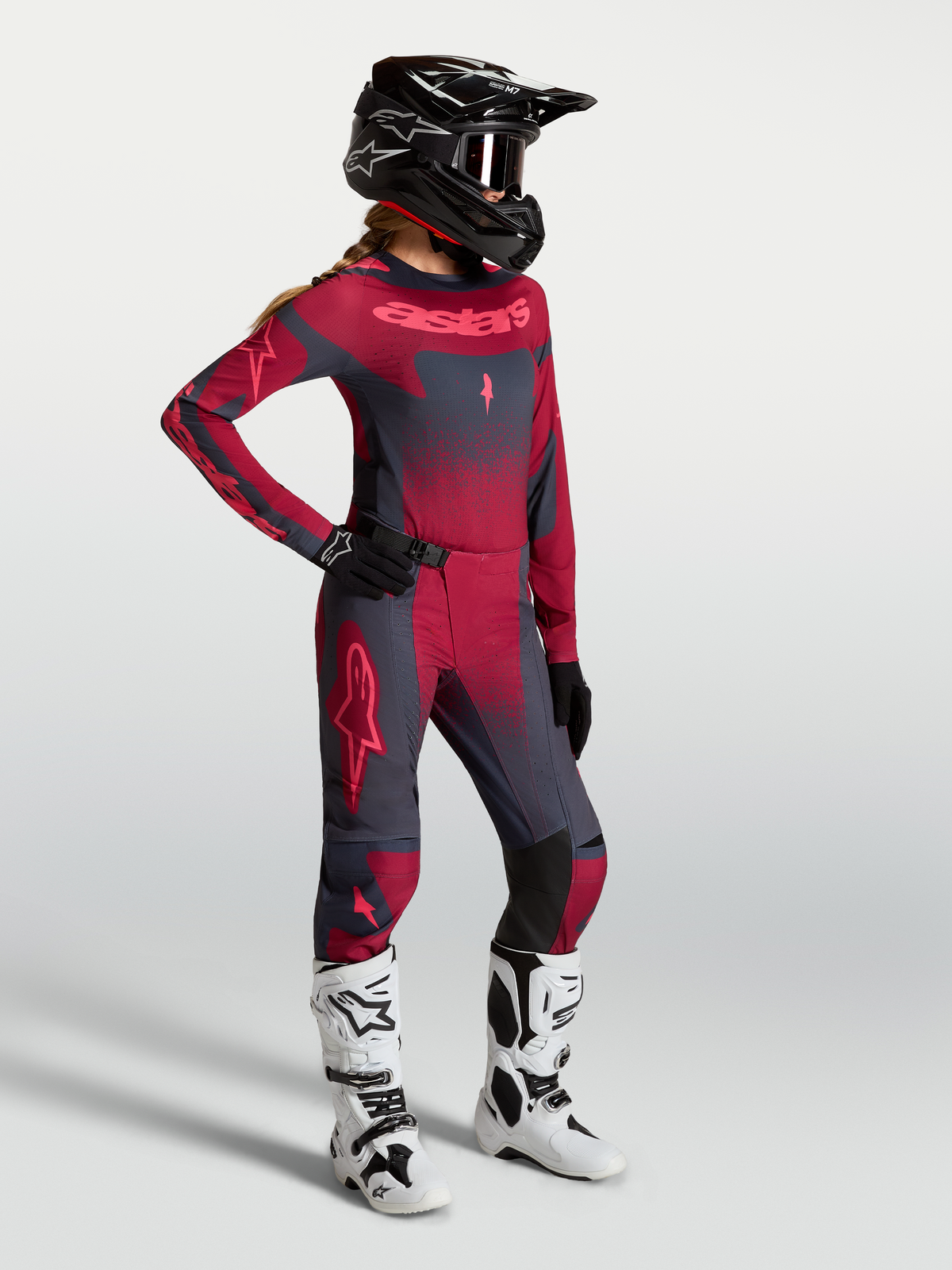 Alpinestars Stella Techstar Trikot Swan, Damen-Motocross-Trikot in Rot und Dunkelgrau, am Model präsentiert.