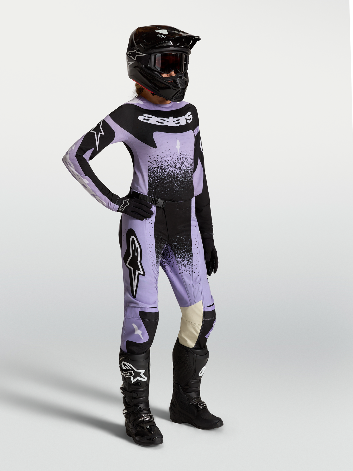 Alpinestars Stella Techstar Swan Trikot und Gear Set, Damen Motocross-Outfit in Violett und Schwarz mit Schwanen-Grafiken.