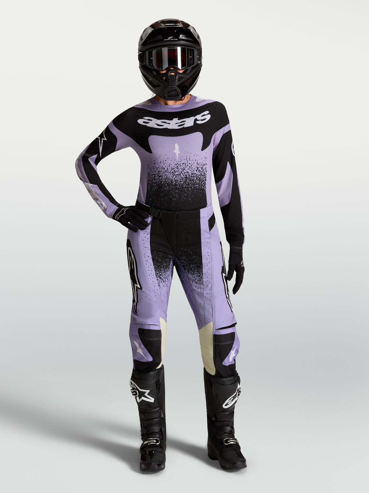 Alpinestars Stella Techstar Hose Swan, Damen-Motocross-Hose in Lila und Schwarz, Offroad-Ausrüstung, am Model gezeigt.