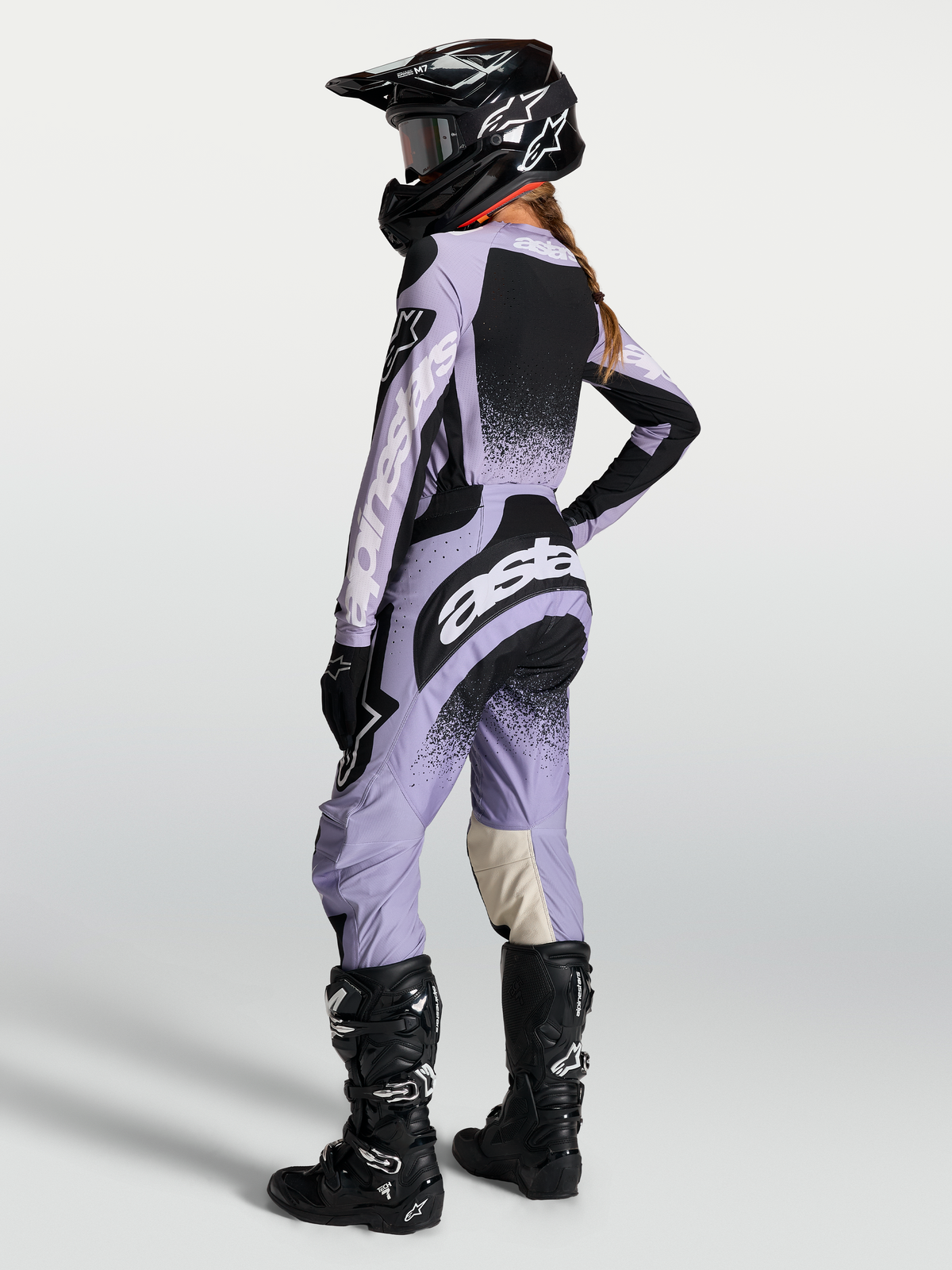 Alpinestars Stella Techstar Hose Swan, Damen-Motocross-Hose in Lila und Schwarz, Rückansicht mit ergonomischem Rennschnitt.