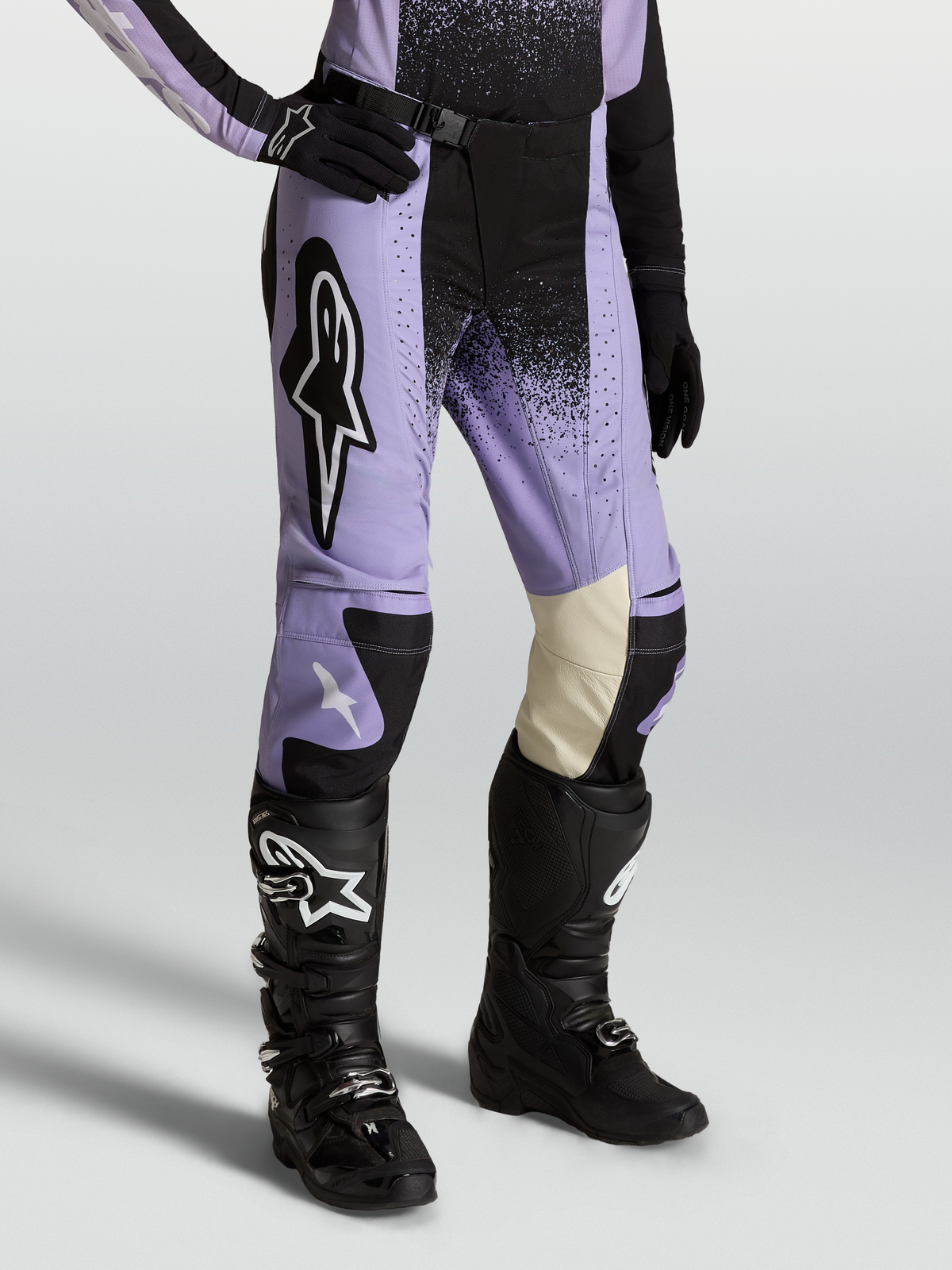 Alpinestars Stella Techstar Hose Swan, Motocross-Hose für Damen, Violett und Schwarz, mit Leder-Knieeinsätzen und Laserperforationen, getragen mit schwarzen MX-Stiefeln
