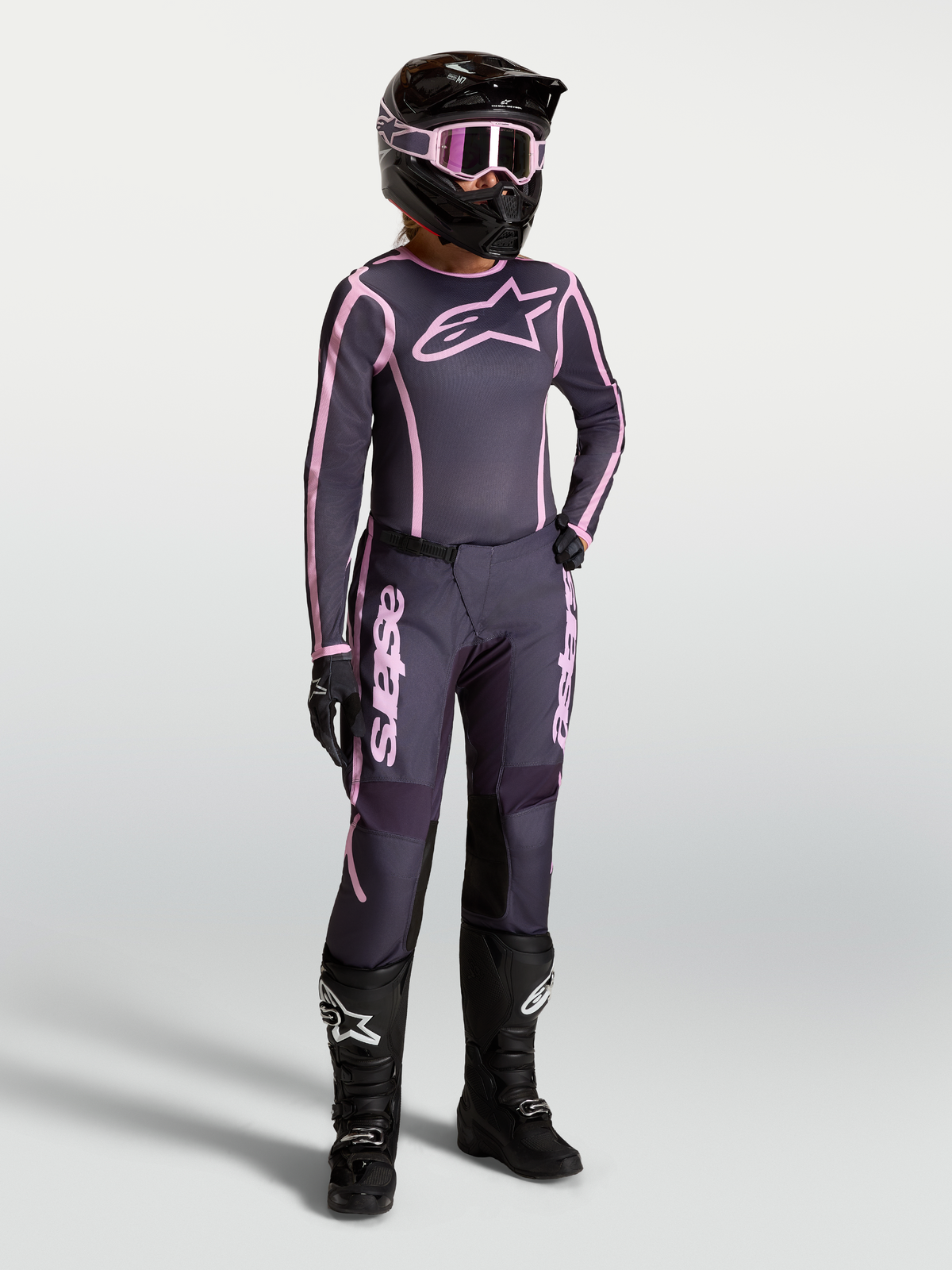 Alpinestars Stella Fluid Apex V2 Trikot und Ausrüstungsset, Damen-Motocross-Kombi in Grau und Pink mit schwarzen Stiefeln.