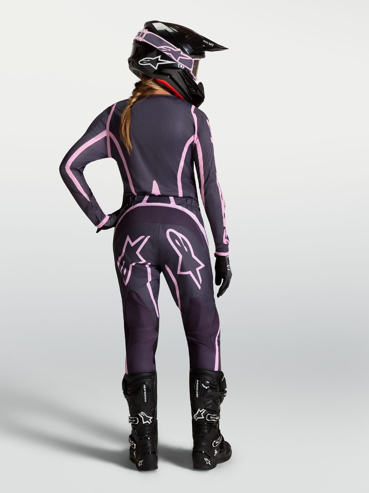 Alpinestars Stella Fluid Apex V2 Trikot und Gear Set, Damen-Motocross-Outfit, Grau und Pink, Rückansicht beim Offroad-Einsatz.
