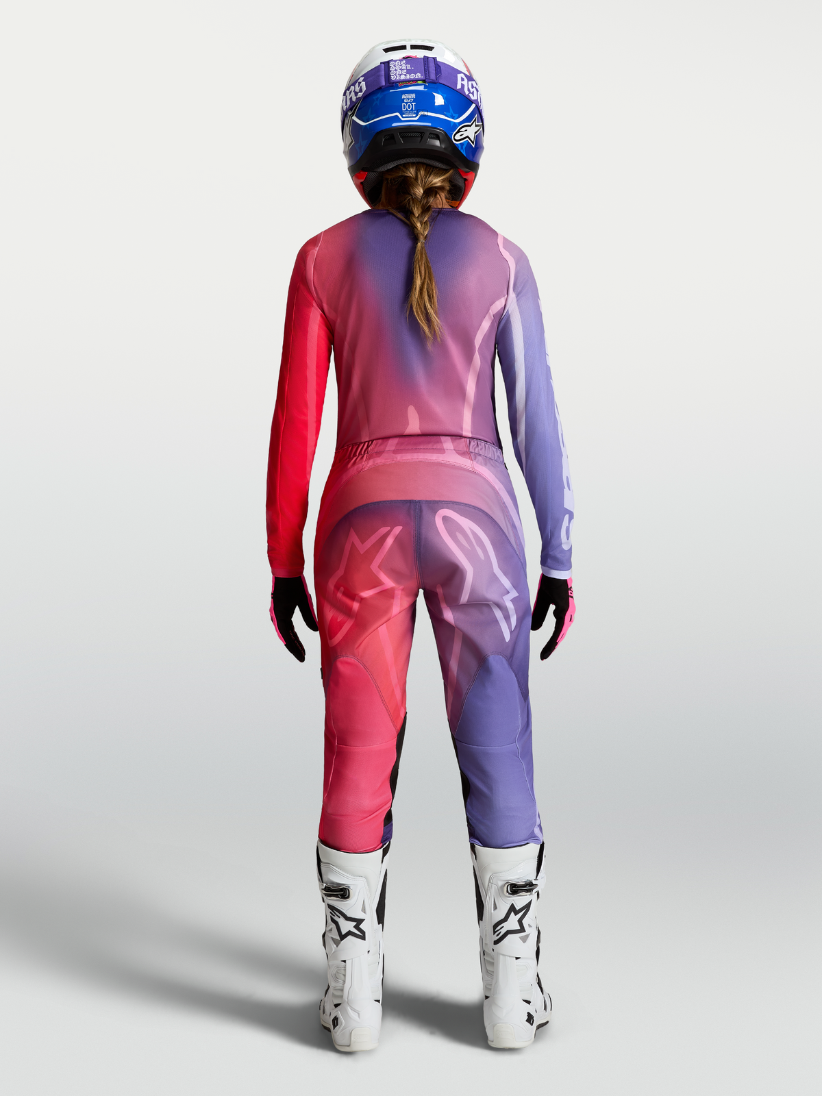 Alpinestars Stella Fluid Kepler Trikot, Damen-Motocross-Ausrüstung, Lila und Rot, atmungsaktives Polygewebe, Rückansicht am Model für Offroad-Rennsport.