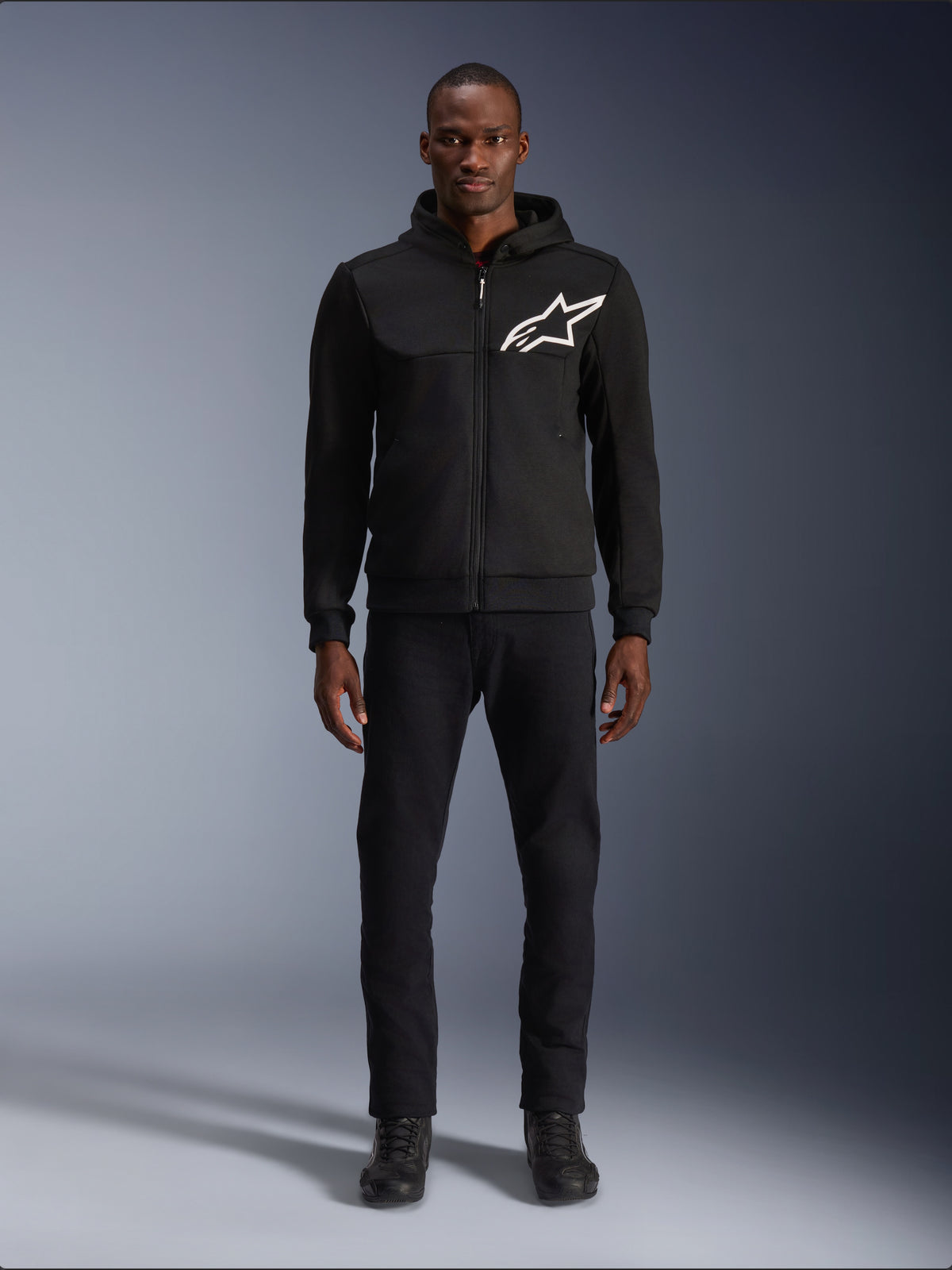 Alpinestars Chrome V2 Sport Kapuzenjacke, urbane Herren-Motorradjacke, Schwarz, weißes Logo, Tech-Fleece, am Model präsentiert.