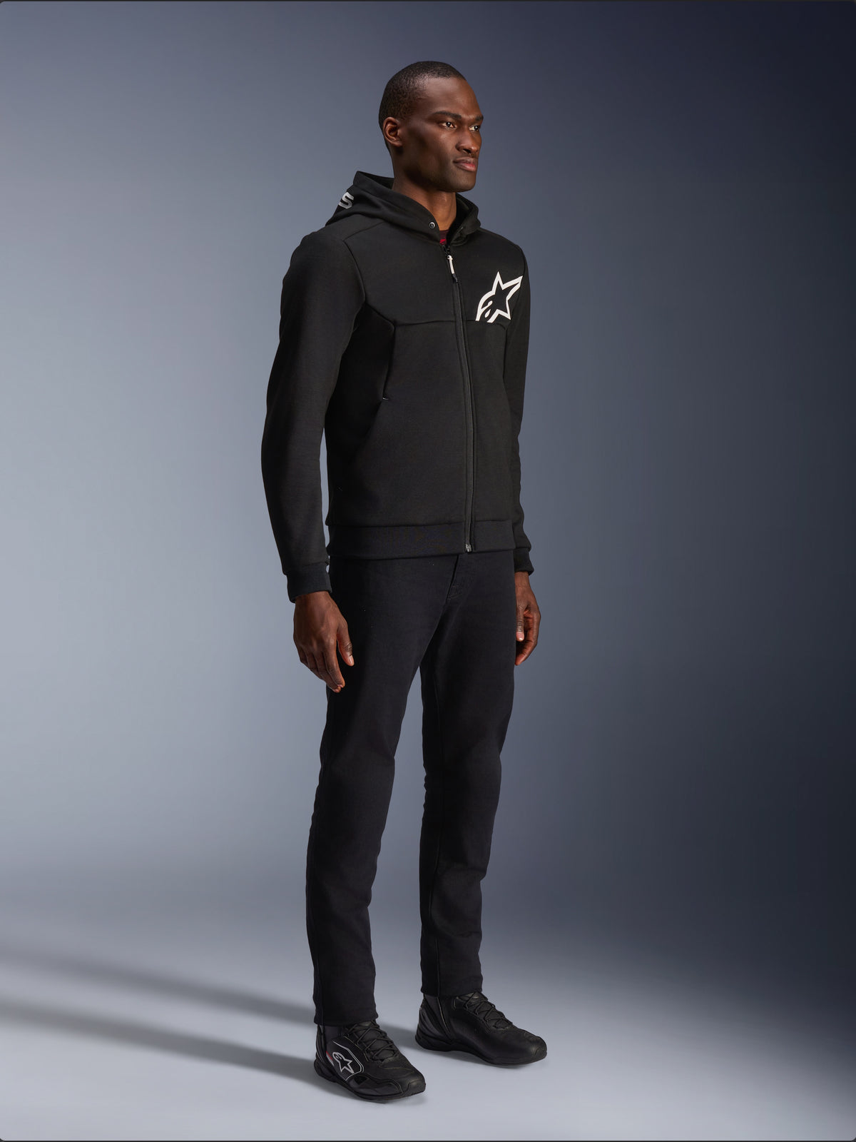 Alpinestars Chrome V2 Sport Kapuzenjacke, schwarzer Herren-Motorrad-Hoodie mit weißem Logo, Tech-Air® Ready, CE-zertifiziert.